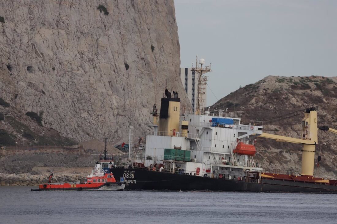 Cádiz.- Gibraltar hundirá de forma controlada la popa del OS35 para evitar más daños ante el temporal de levante