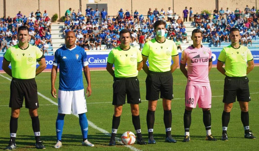 Árbitro Pérez Peraza en el San fernando-RB Linense/Foto: deportedelaisla.com