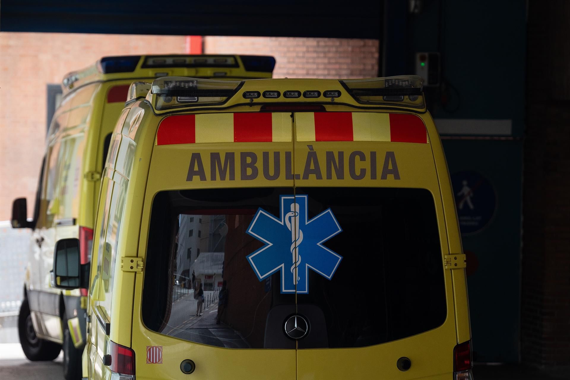 Archivo - Unas ambulancias, a 16 de julio de 2024, en Barcelona, Catalunya (España). - David Zorrakino - Europa Press - Archivo. Muere un menor en el interior de un coche en Tarragona