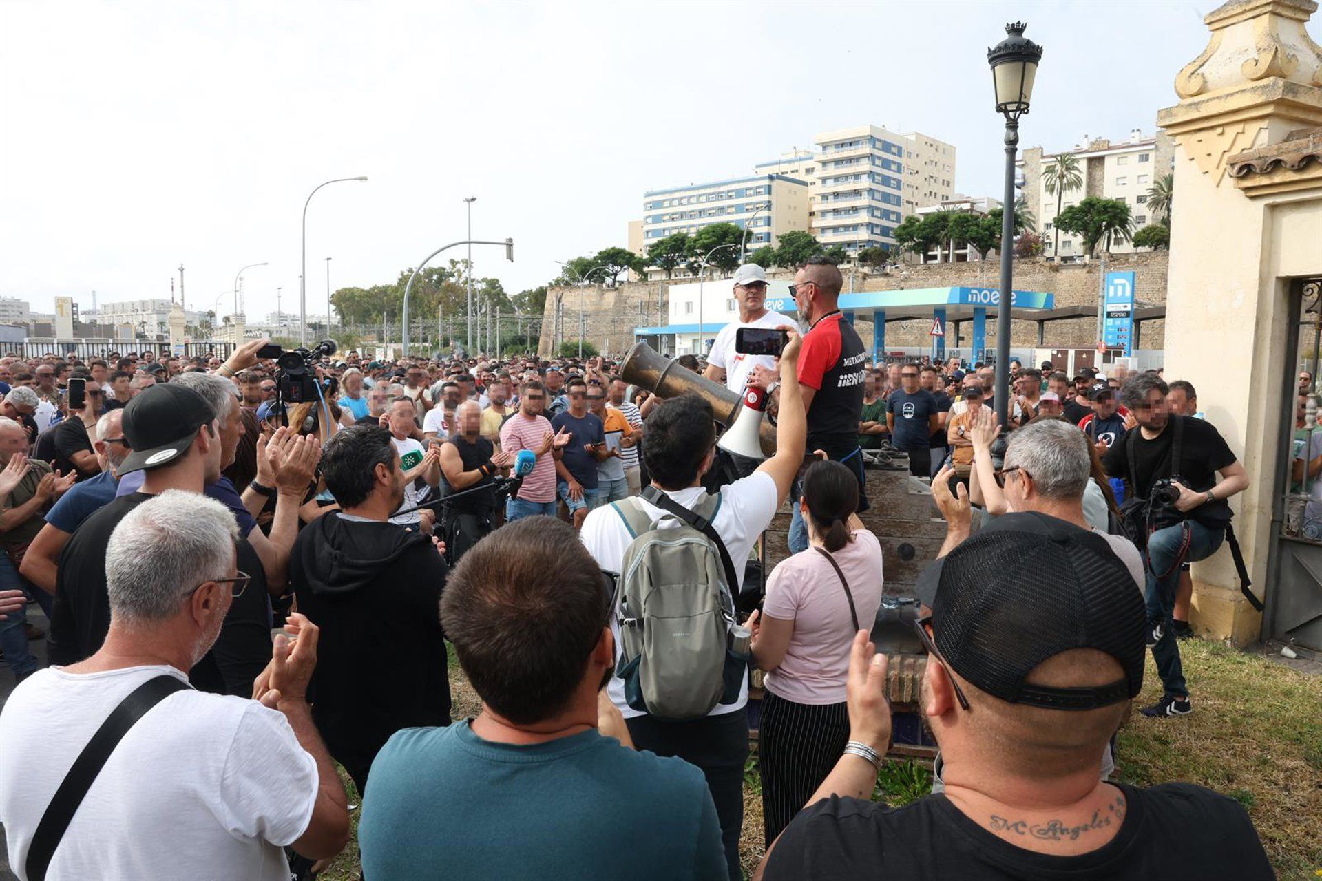 Trabajadores del metal durante la huelga la pasada semana ante las puertas de Navantia Cádiz. - Nacho Frade - Europa Press