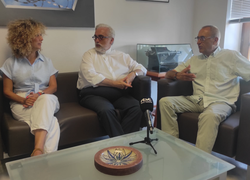 El párroco Juan Pedro Varo Salguero, pregonero de la Feria de Tarifa del 2025. El pregonero junto al alcalde de Tarifa, Juan Antonio Santos, y la delegada de Festejos; Mercedes Triviño