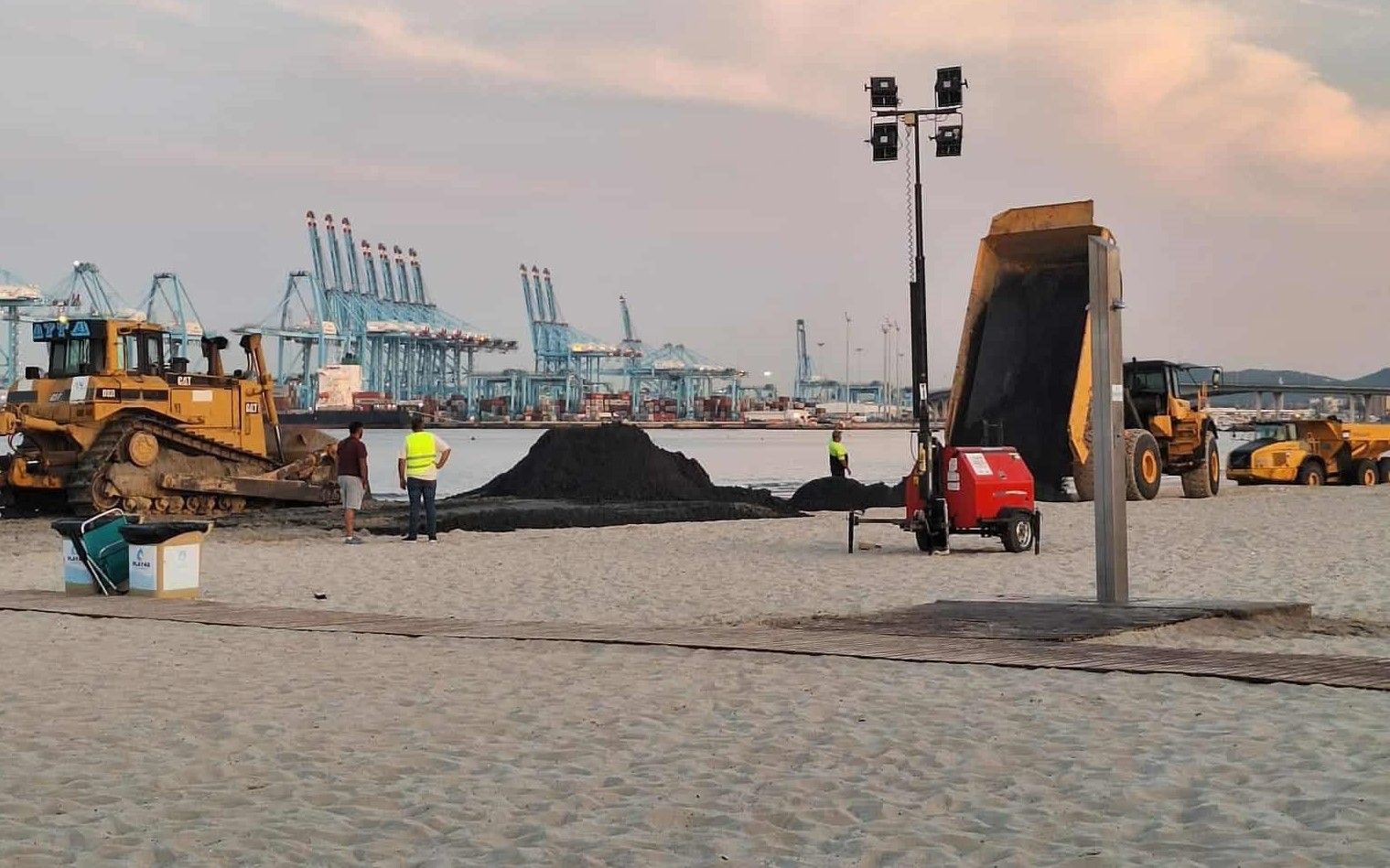 Imágenes del trasvase de arena en El Rinconcillo.