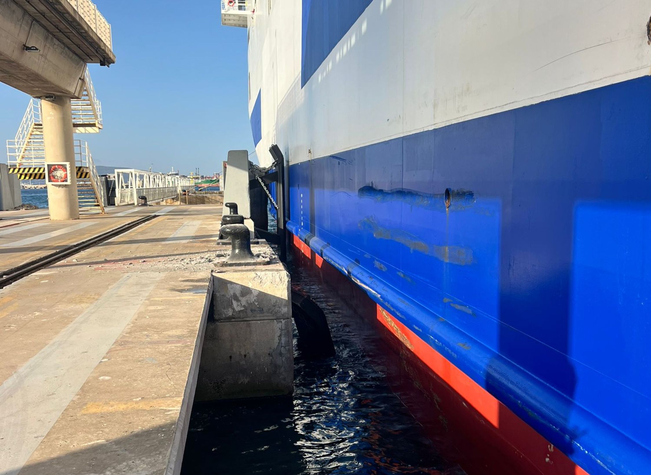Un ferry de refuerzo de la OPE 2025 impacta contra el Puerto de Algeciras sin dejar heridos 