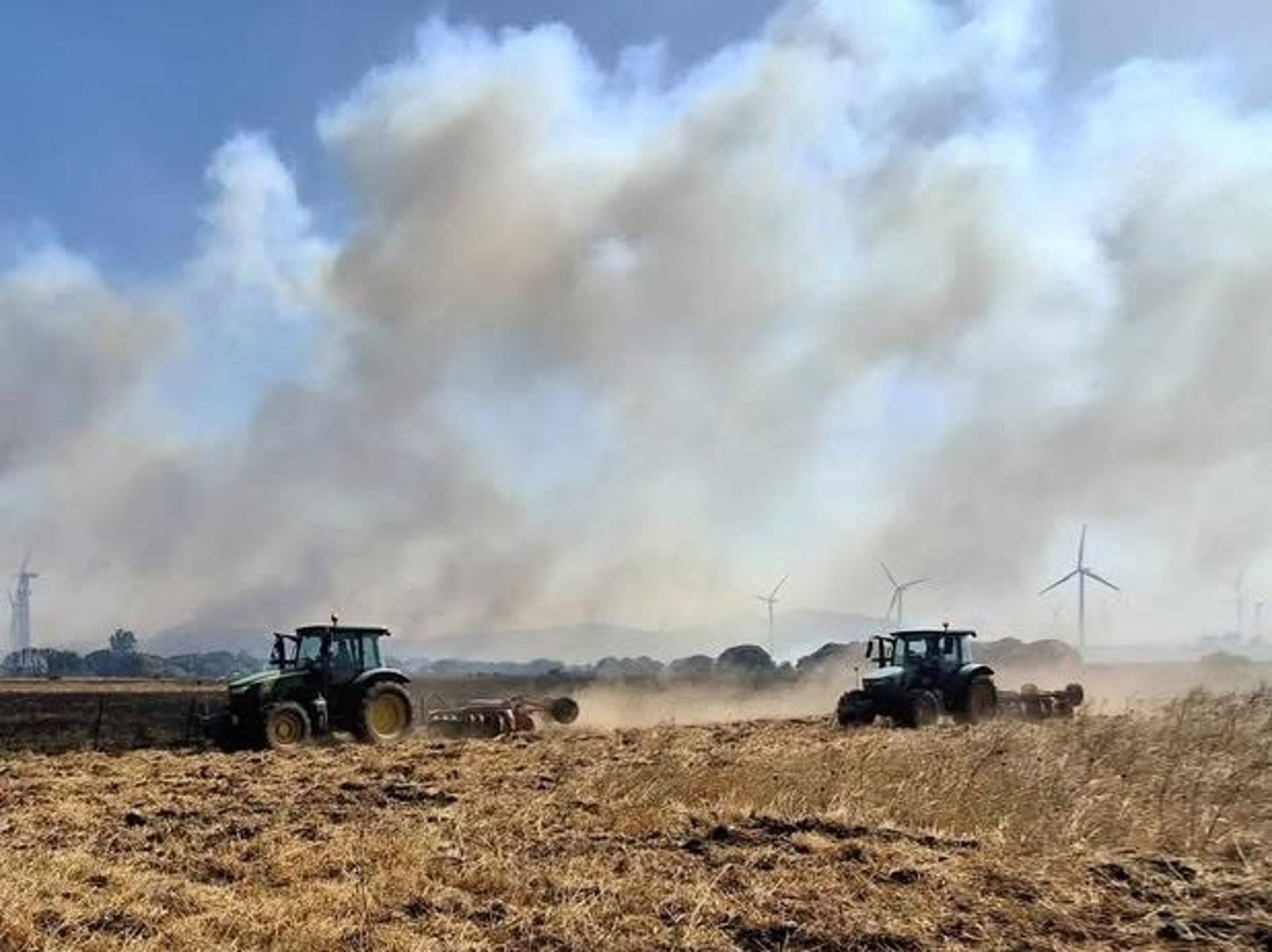 Los agricultores con sus tractores se vuelcan para ayudar en el incendio de Facinas.