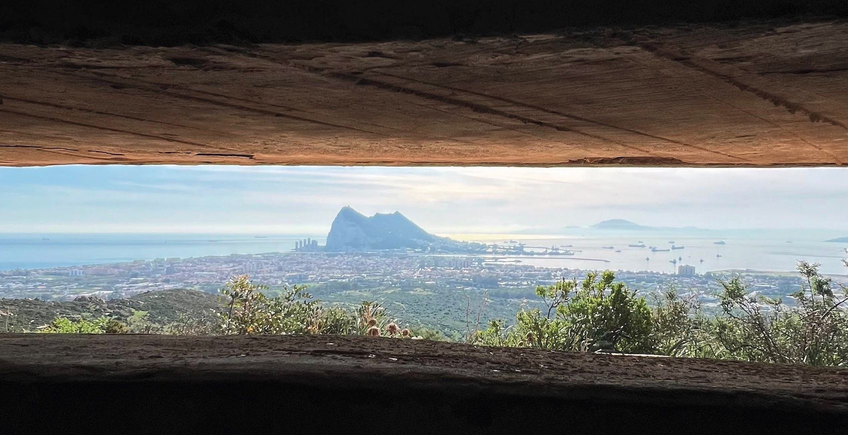 Vistas de la Línea con Gibraltar y el Estrecho desde un búnker de Sierra Carbonera. Foto: J.P.R. 