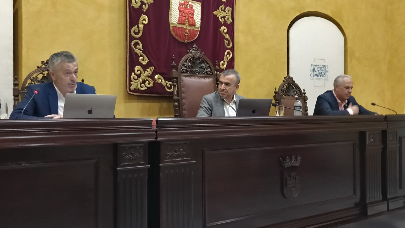 Lorenzo Silva lleva el pulso entre novelistas y juristas a su conferencia en el Palacio de los Gobernadores