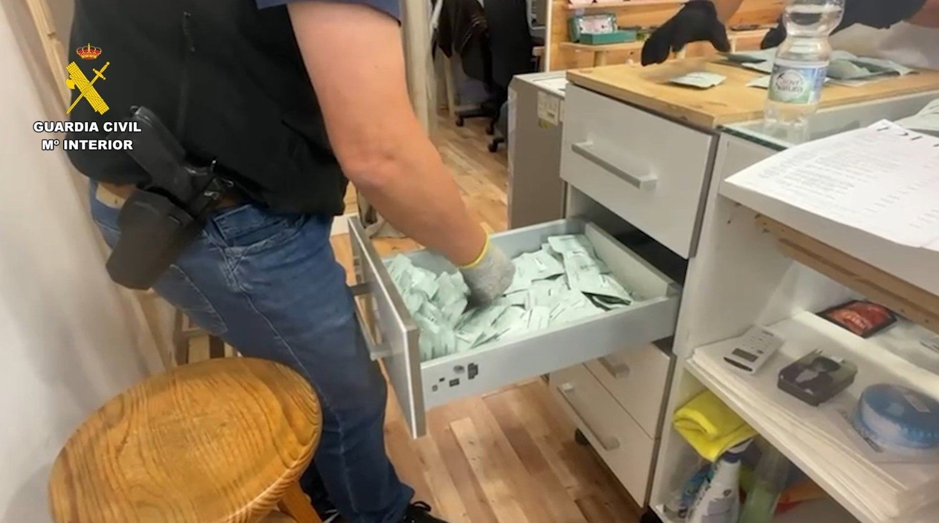 Tres detenidos en Cádiz por vender hachís, marihuana y vapers con THC en tiendas 'CBD shop'