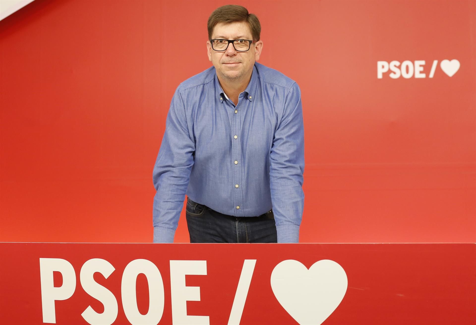 Salazar renuncia a la Ejecutiva del PSOE y a su cargo en Moncloa tras ser acusado de acosar a mujeres Salazar renuncia a la Ejecutiva del PSOE y a su cargo en Moncloa tras ser acusado de acosar a mujeres