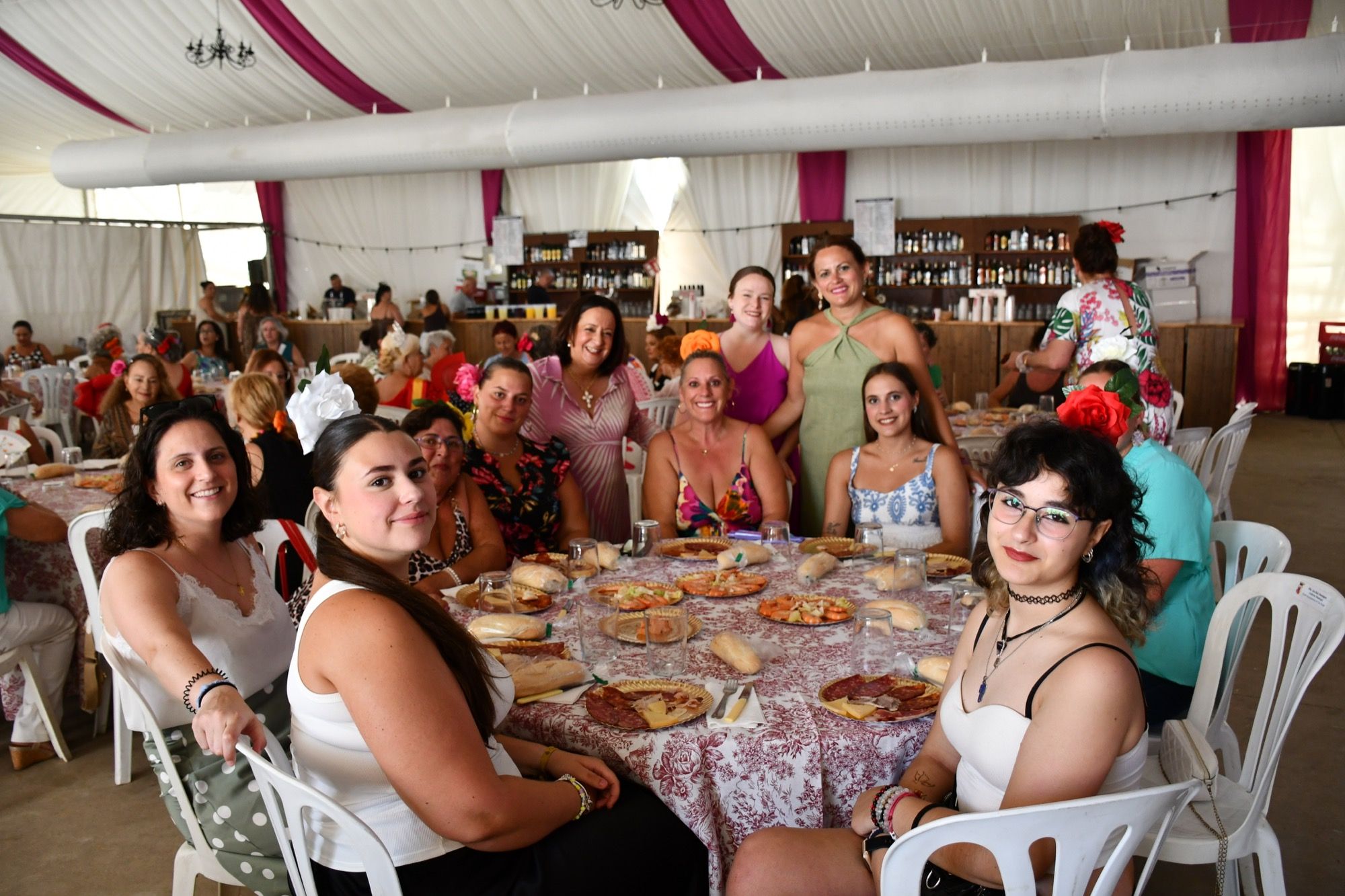 El Día de la Mujer llena de convivencia y alegría la Feria de la Bahía 2025