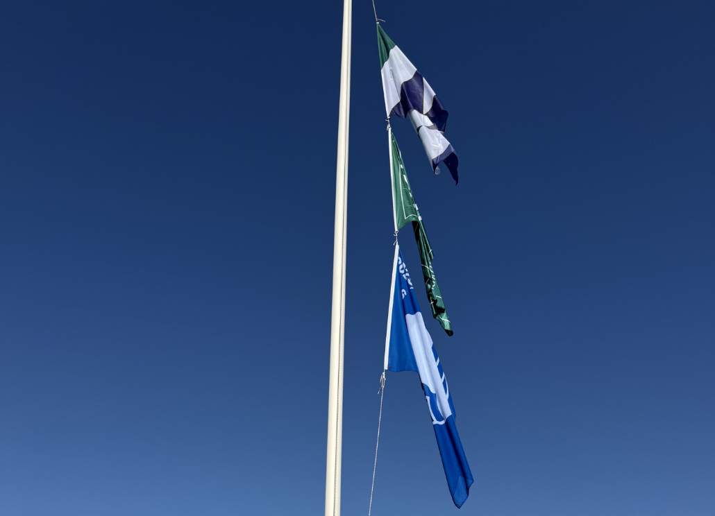 El Puerto de Sotogrande luce su bandera azul y la de sostenibilidad
