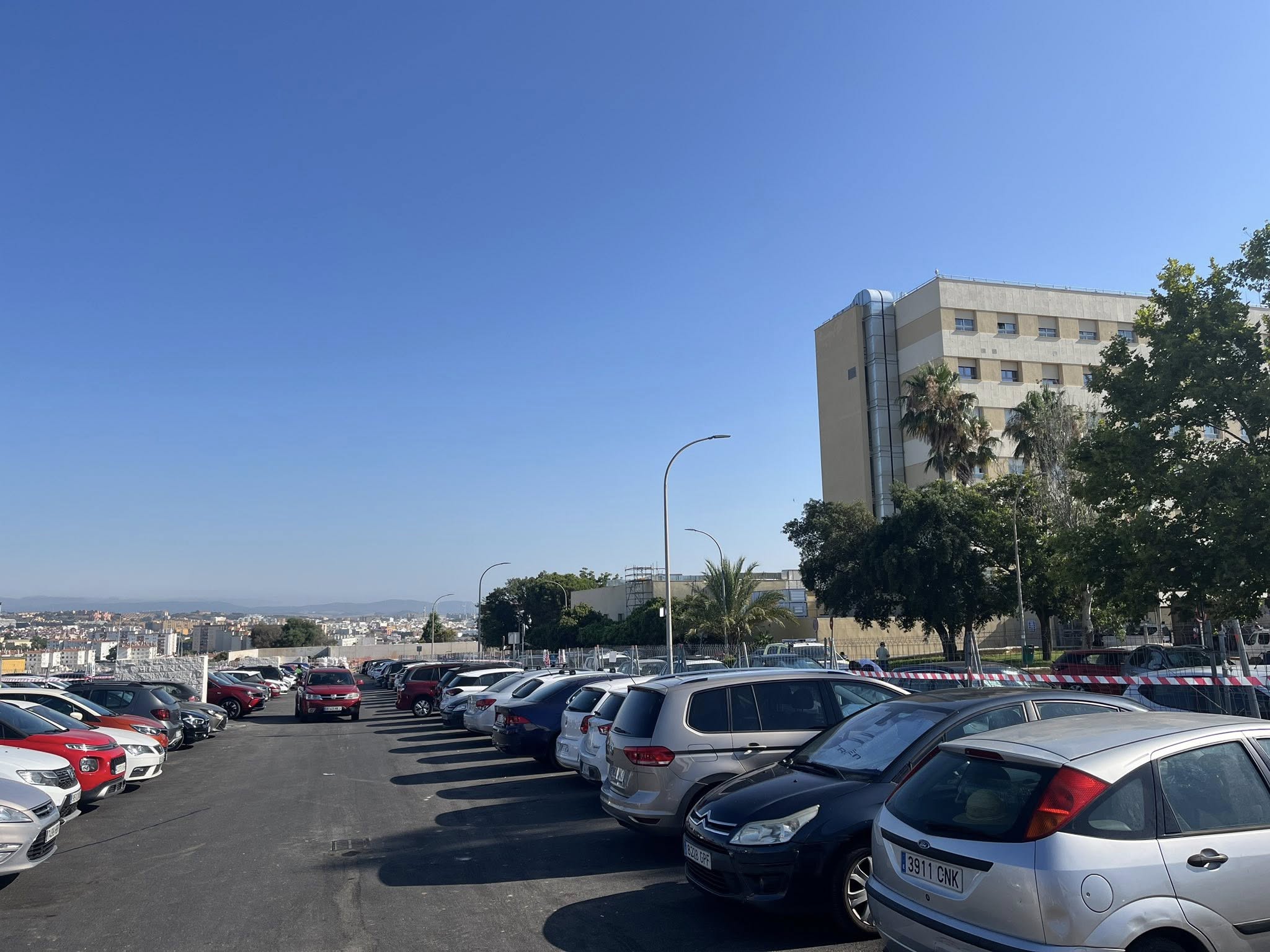 Abre una parte de los aparcamientos del hospital Punta de Europa sin aliviar el caos de tráfico