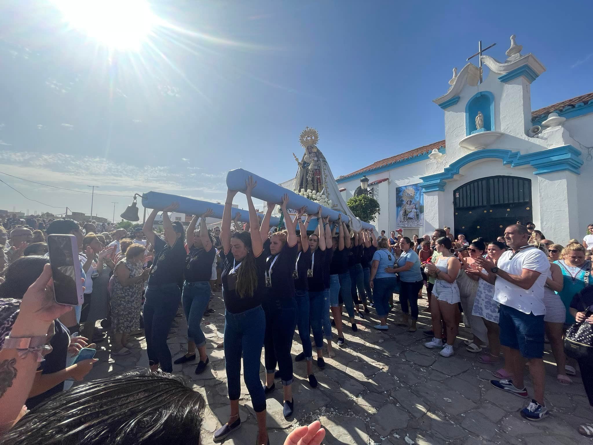 La Virgen del Carmen sale de su templo, en la procesión de 2023.