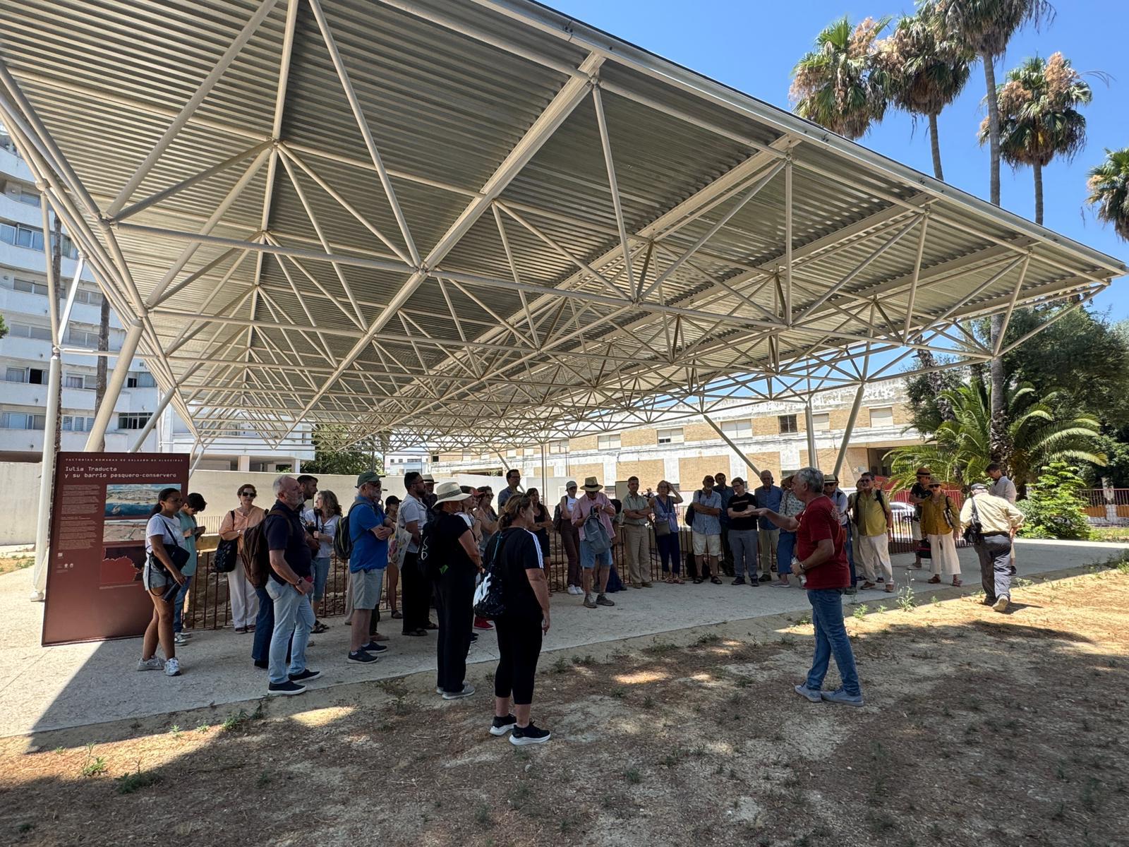 Medio centenar de alumnos de la UCA visitan la Factoría Romana de Salazones de Algeciras