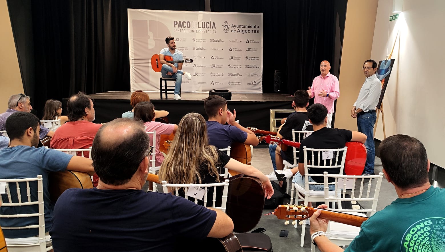 El Centro Paco de Lucía acoge una semana de formación flamenca dentro del XI Encuentro Internacional de Guitarra. Foto de una masterclass de guitarra flamenca con Fran de Algeciras.