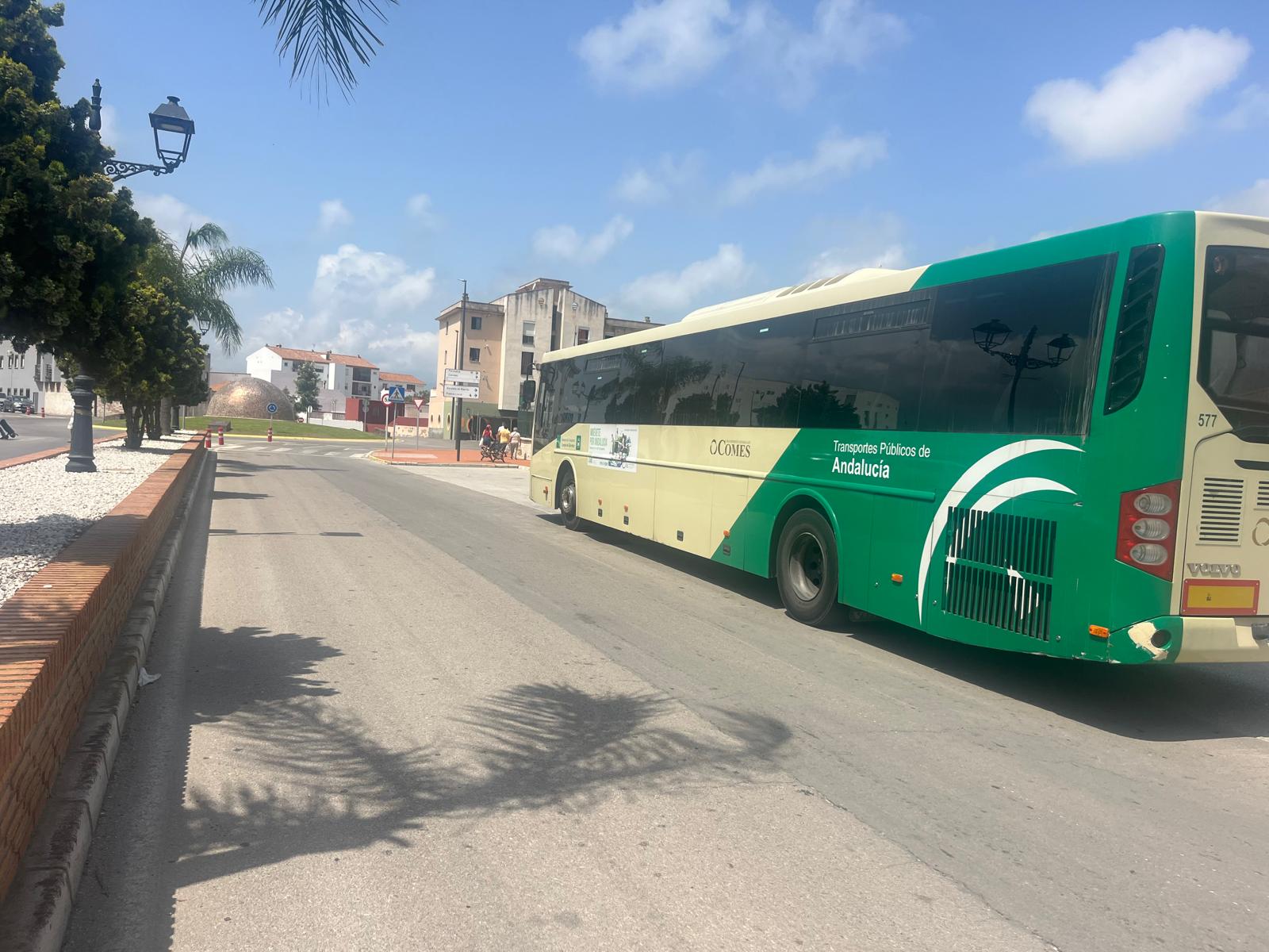 Ciudadanos recogen 1.000 firmas contra la reducción de servicios de la línea de bus San Roque-La Línea.