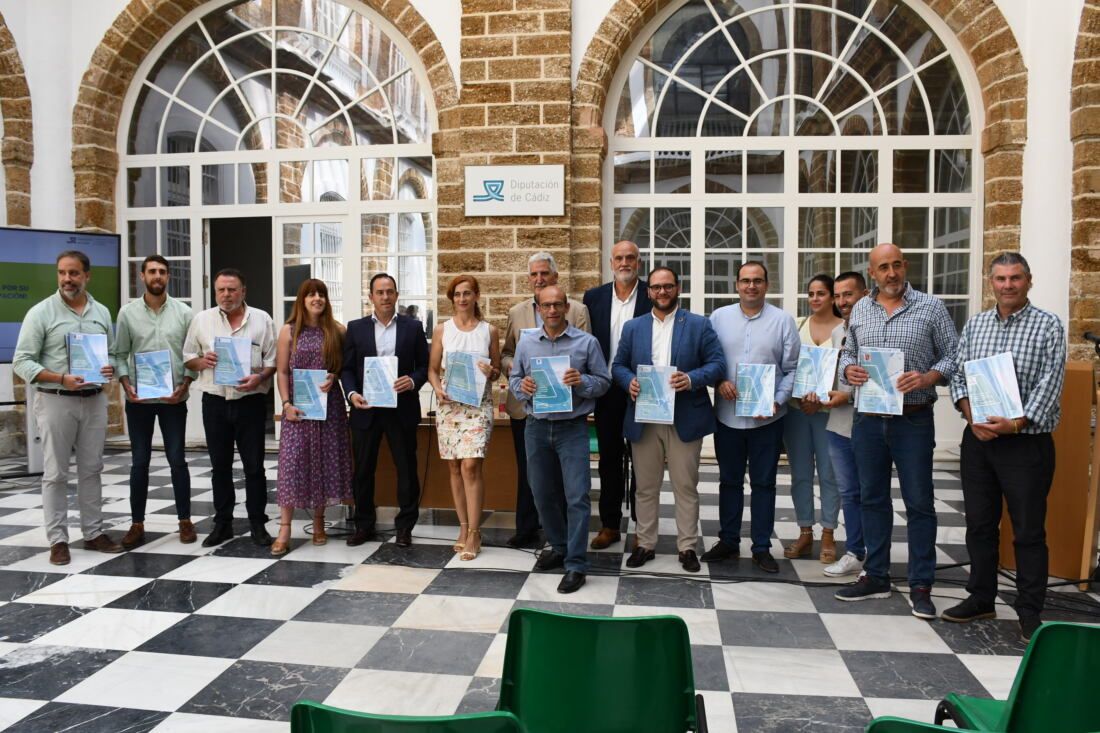 Foto de familia entrega pmus a ayuntamientos