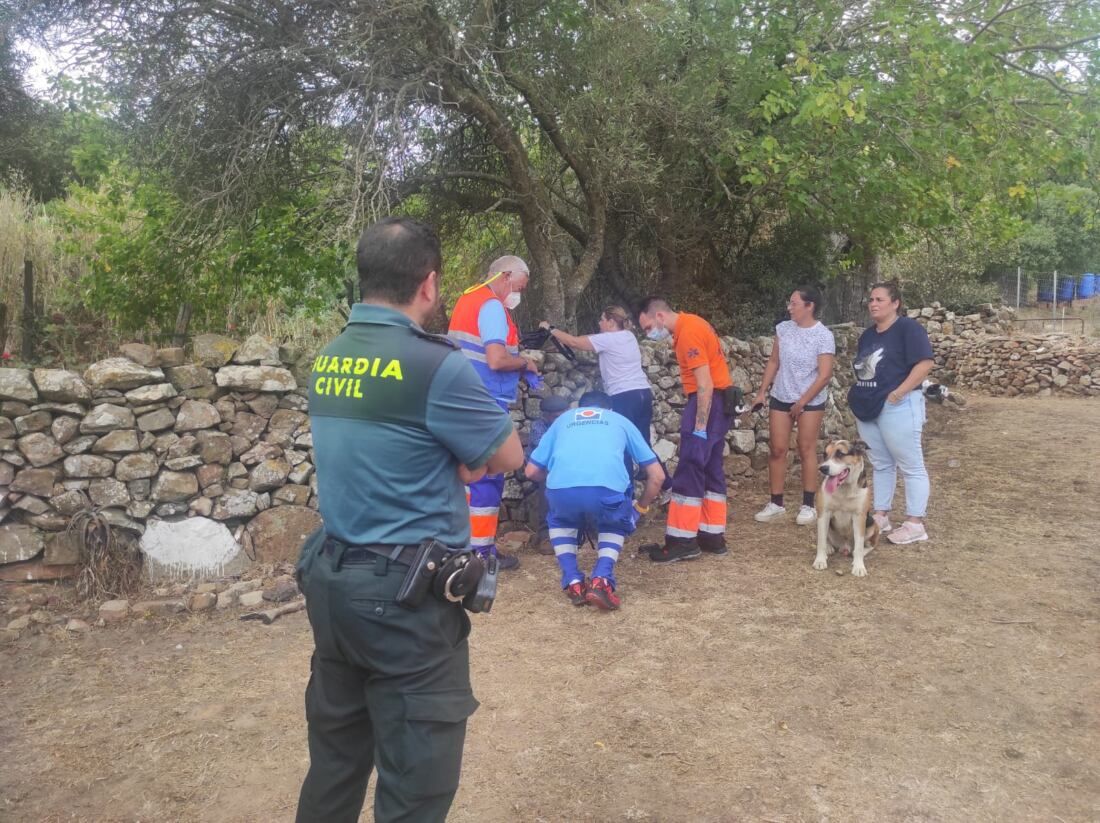 Los agentes de la Guardia Civil rescatan a una persona desaparecida de avanzada edad que se encontraba desorientada en la zona de Punta Paloma.