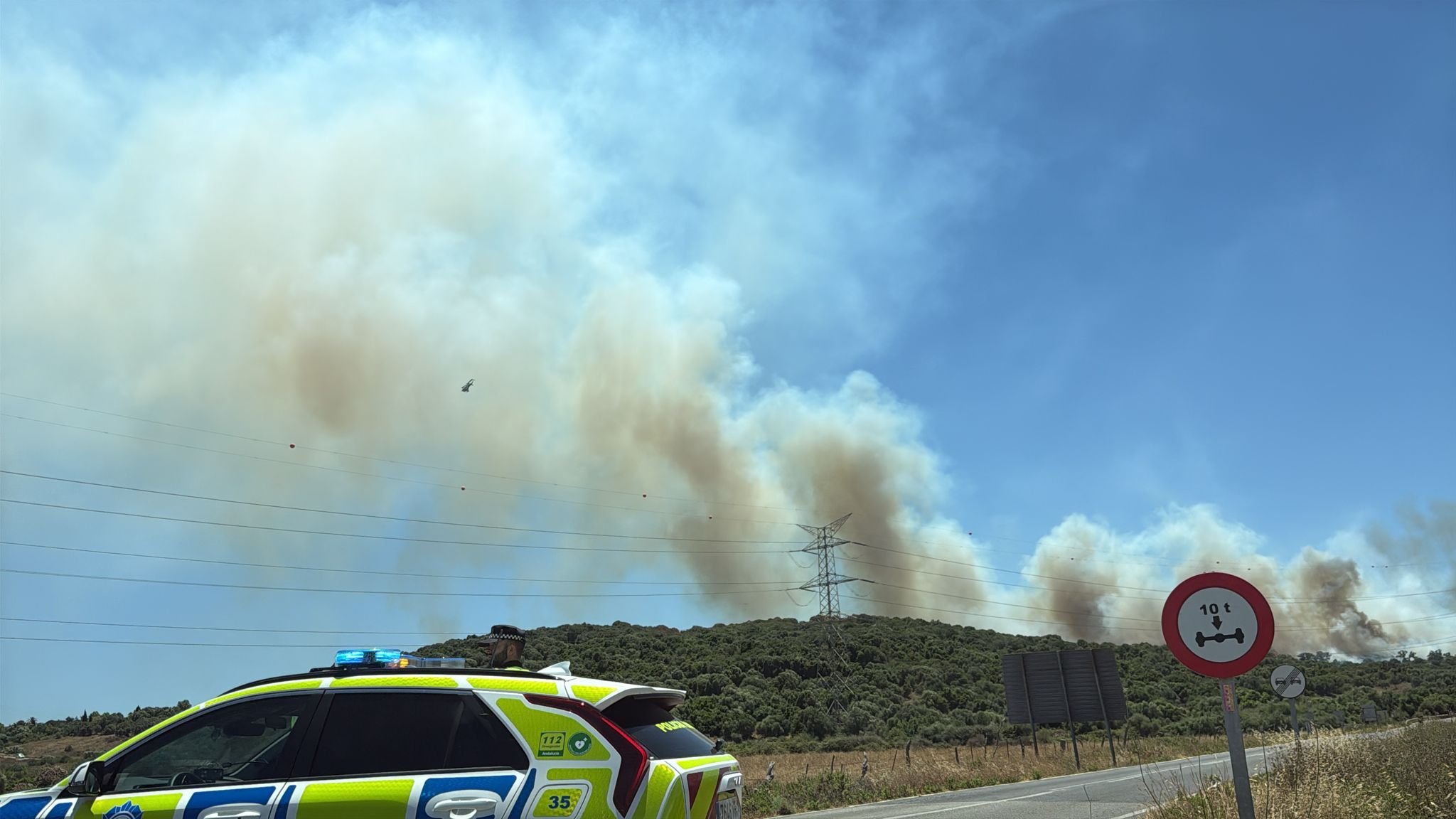 Un incendio de pasto en Algeciras deja una importante columna de humo