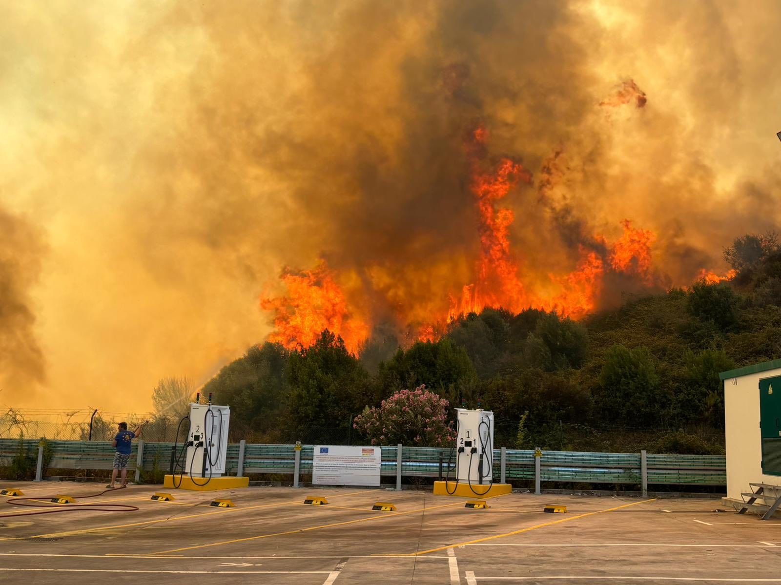 La Junta activa la fase 1 de emergencias para el incendio forestal de Algeciras.
