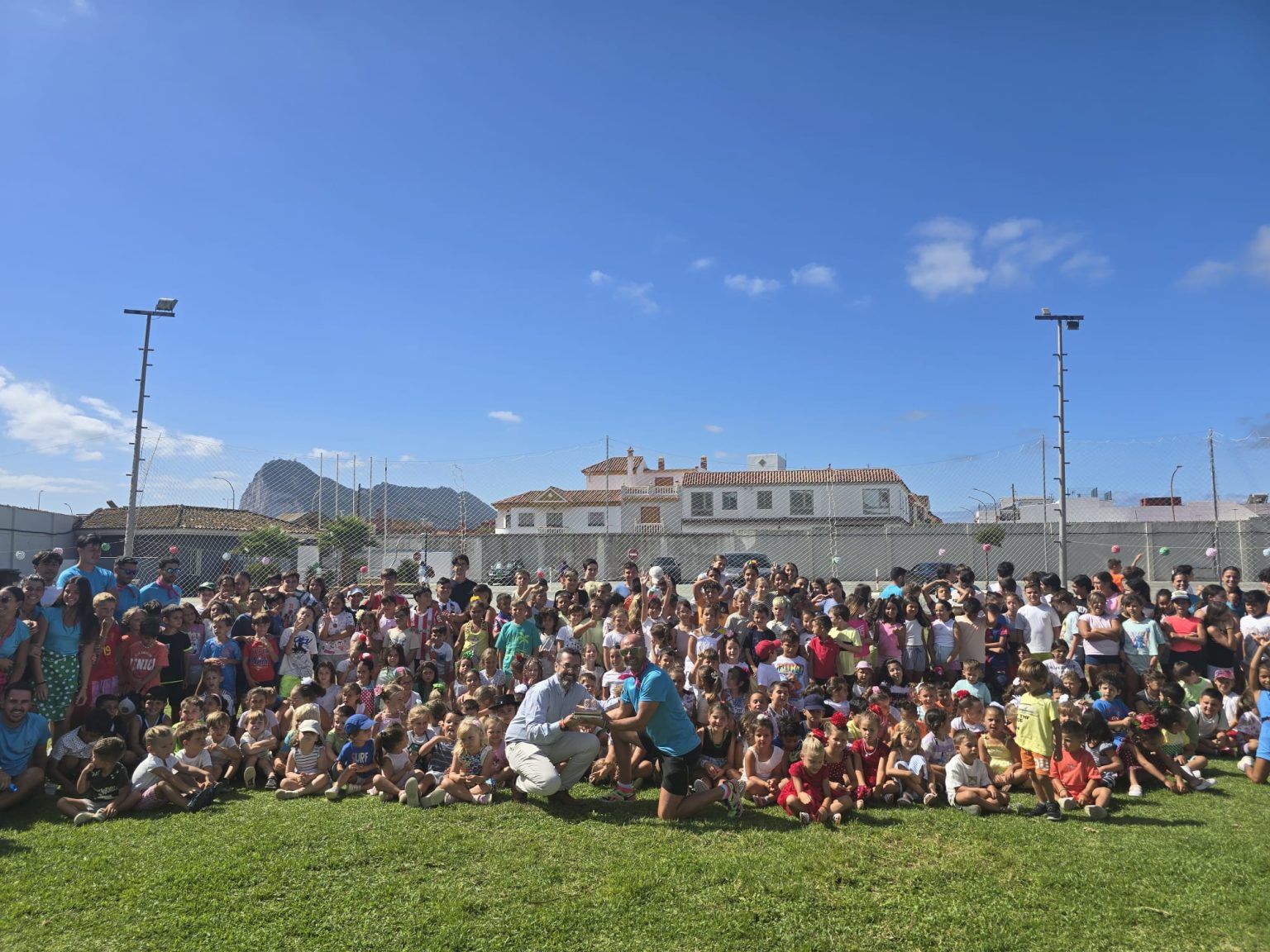 Una treintena de menores sin recursos disfrutan del Campamento de Miguel Angel Espínola .
