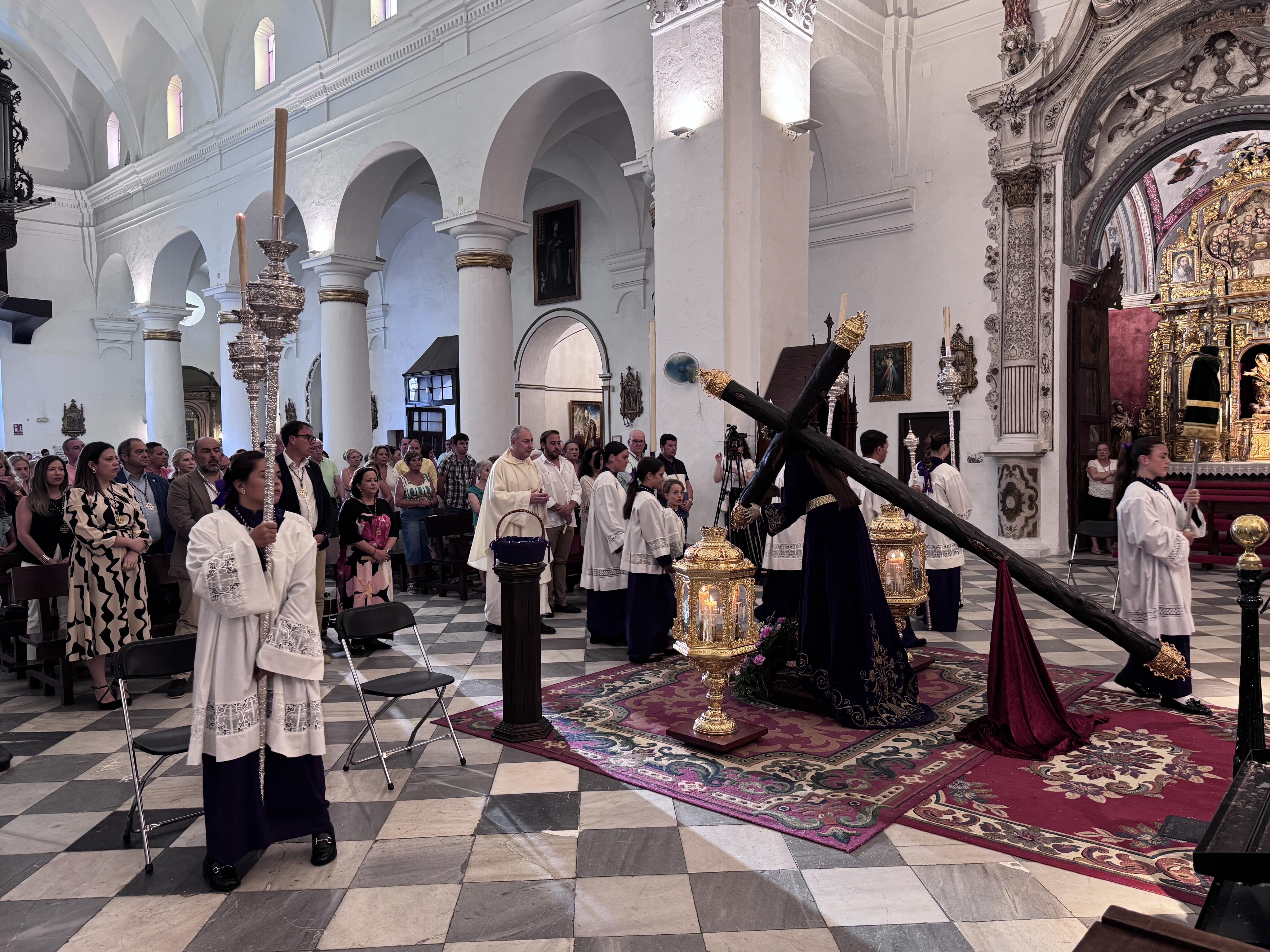 San Roque se despide de la imagen del Nazareno que viaja a Sevilla para ser restaurado.