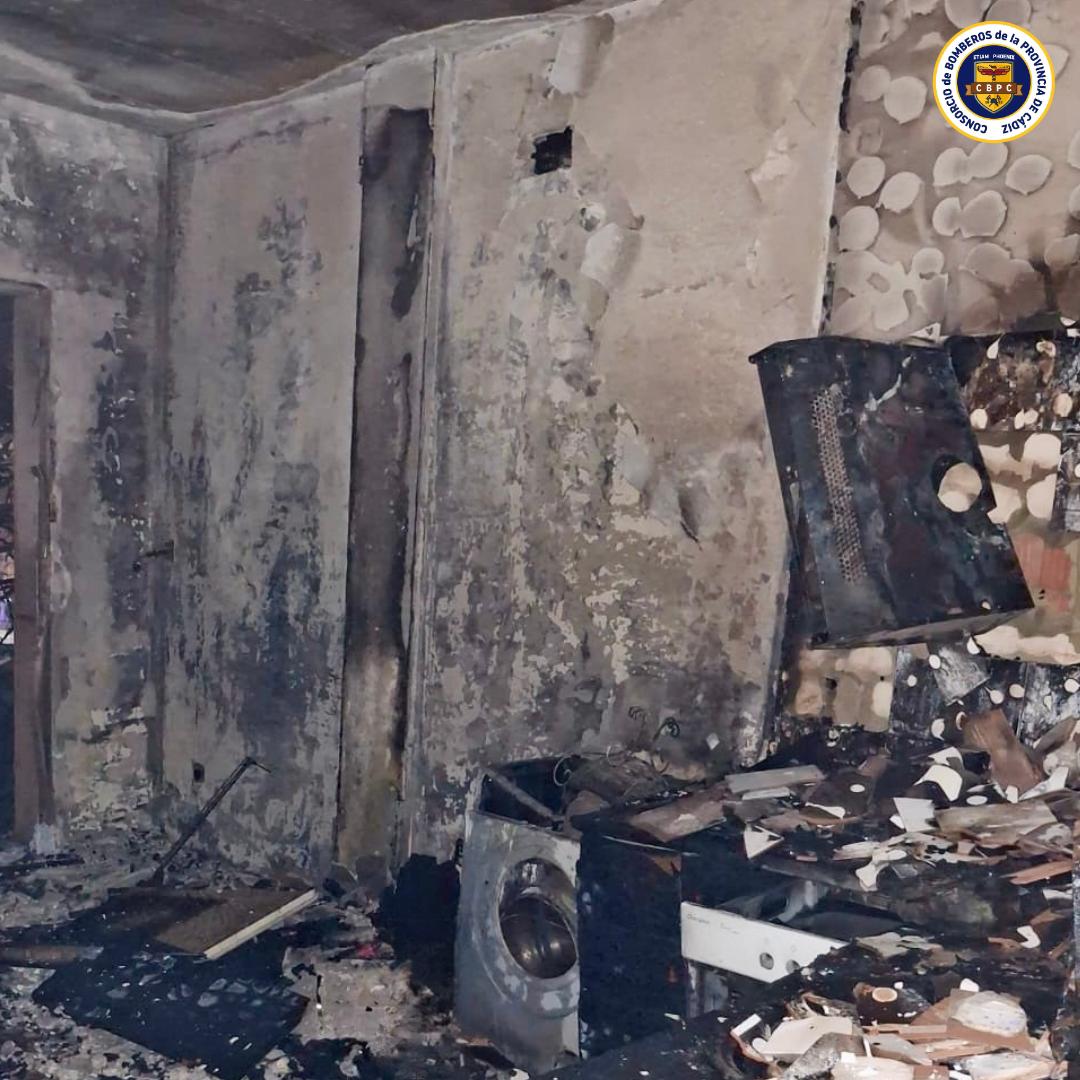 Una vivienda sale ardiendo en La Alcaidesa tras una explosión.
