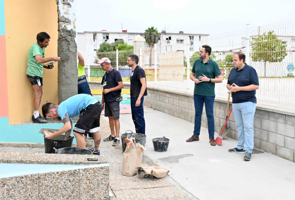 El colegio Andalucía se beneficia de trabajos de pintado y remozado durante el verano.