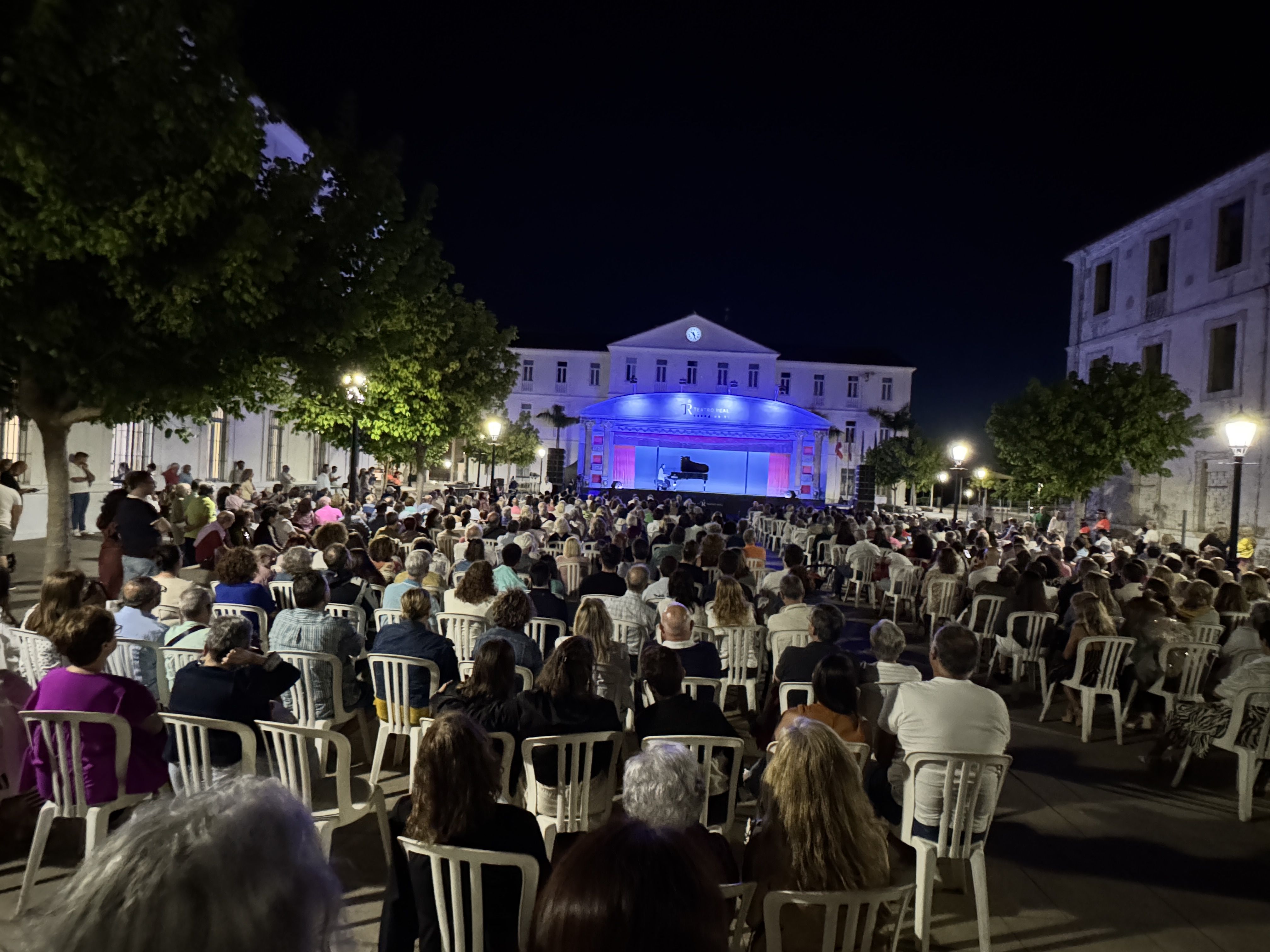 La ópera del Teatro Real inunda la plaza de las Constituciones de San Roque.