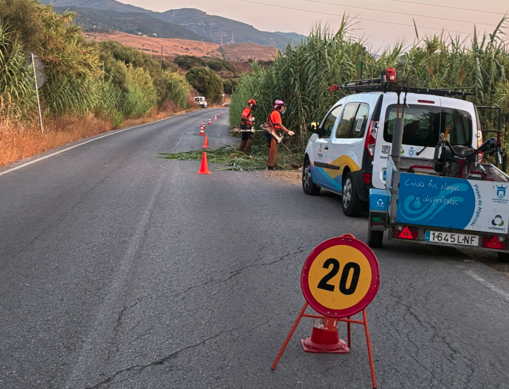 El Ayuntamiento desbroza los márgenes de la carretera que va desde Casa Marcos al Faro.