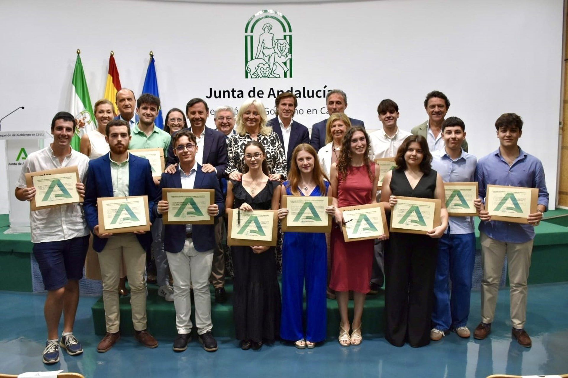 Mercedes Colombo con los alumnos de Bachillerato premiados en la provincia. - JUNTA DE ANDALUCÍA