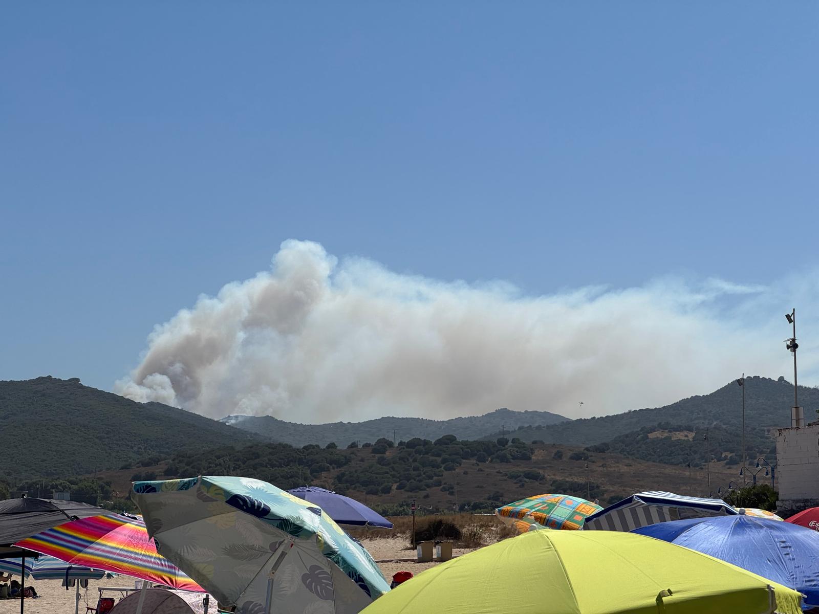 Imagen del incendio desde la playa de Getares. Imagen de 8Directo. Declarado un incendio forestal en la zona entre Getares y Pelayo