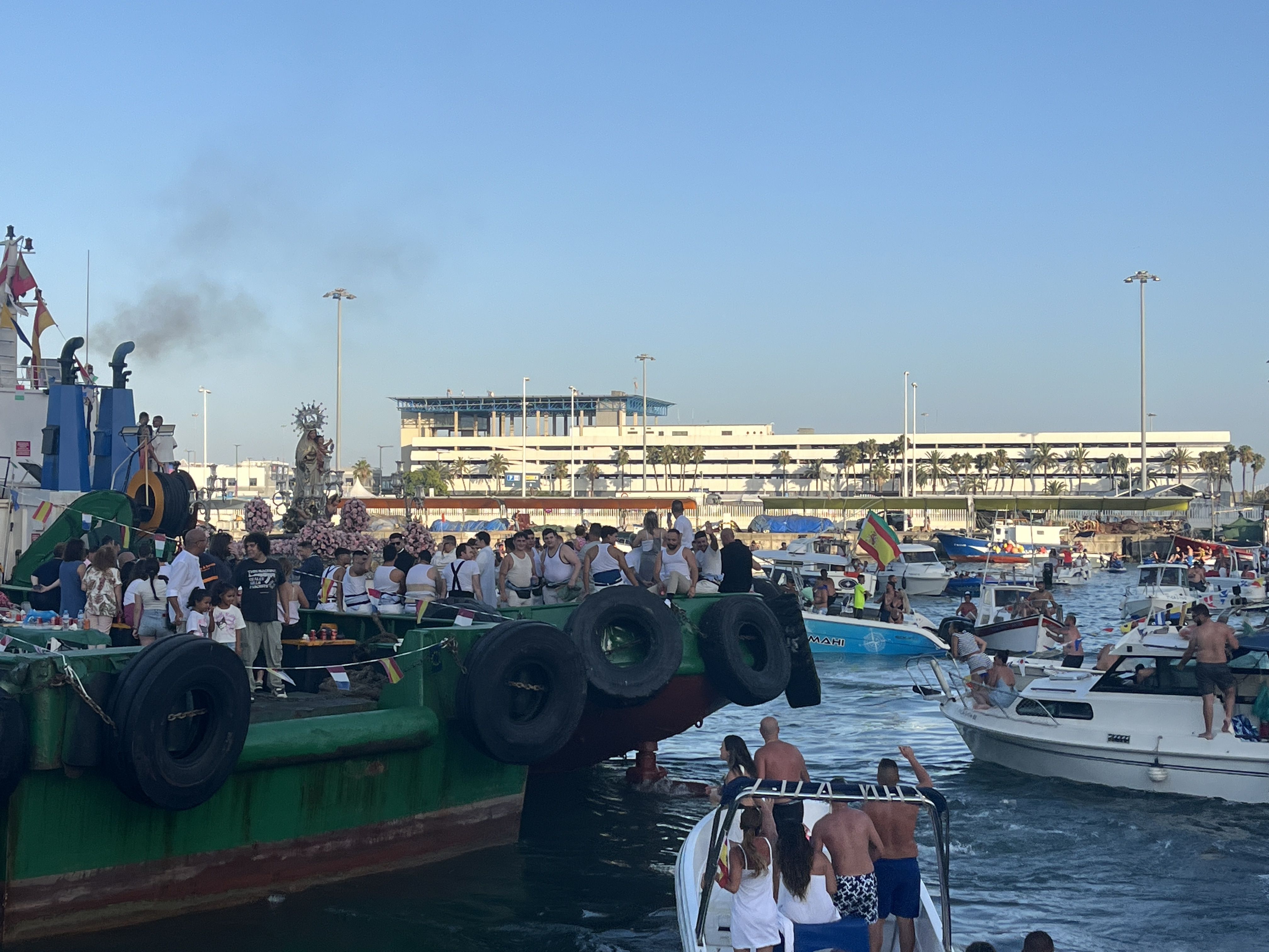 Un baño de masas por tierra y mar acompañan a la Virgen del Carmen en Algeciras