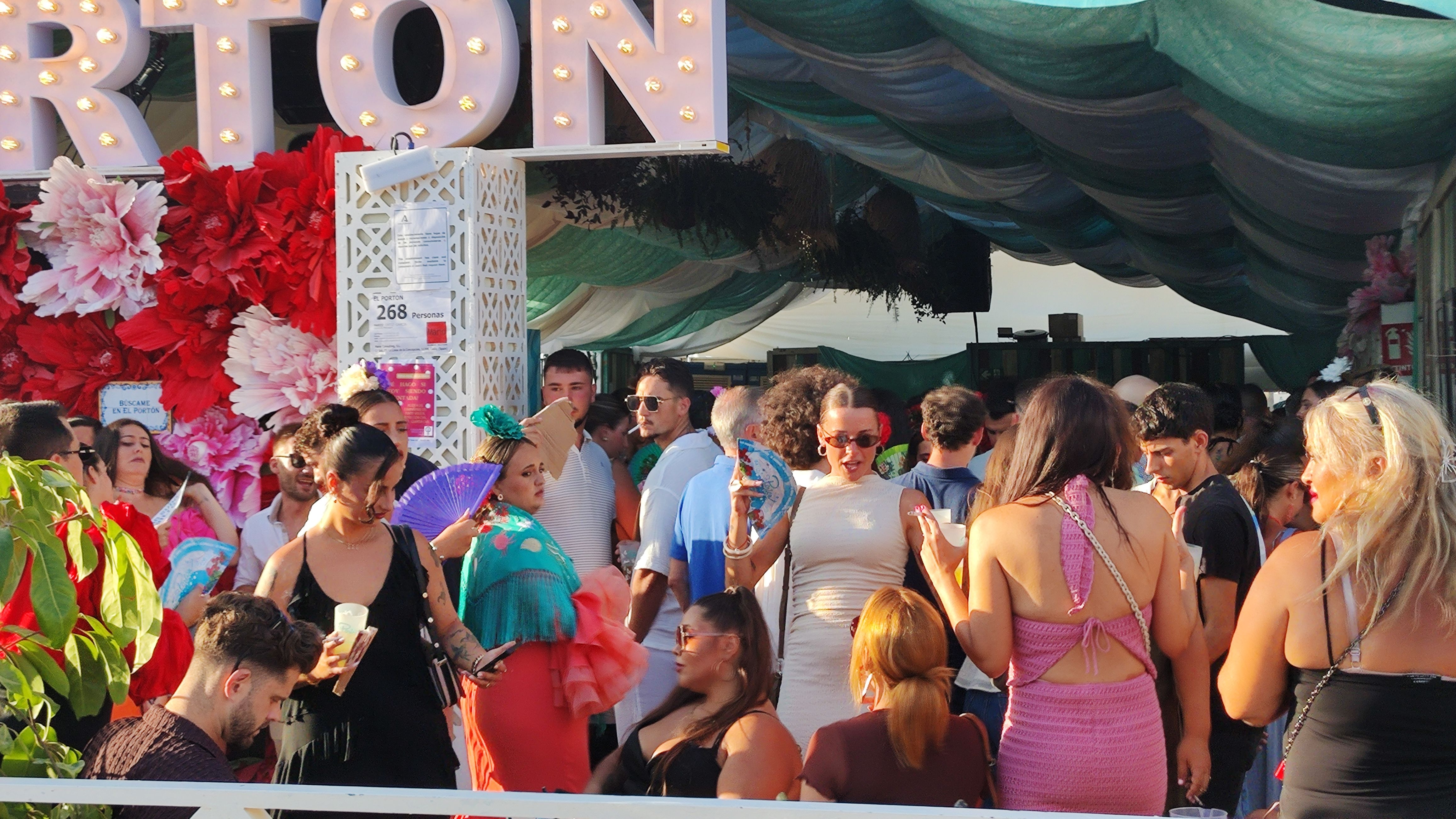 El tardeo gana terreno en la feria de La Línea durante el Día de la Mujer