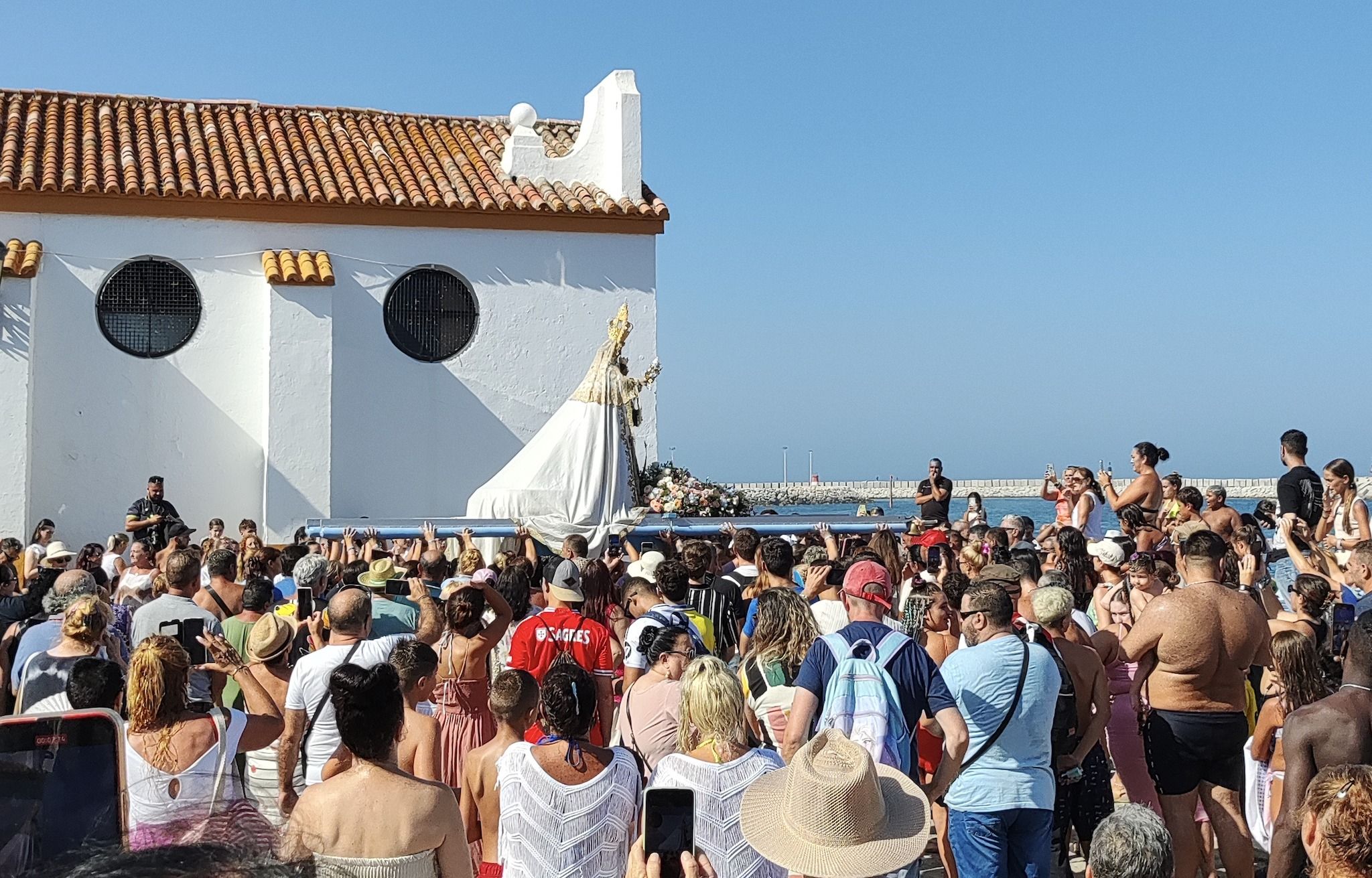 La Virgen del Carmen, entre una multitud a la salida del templo de La Atunara. Foto: Samu Maza. 