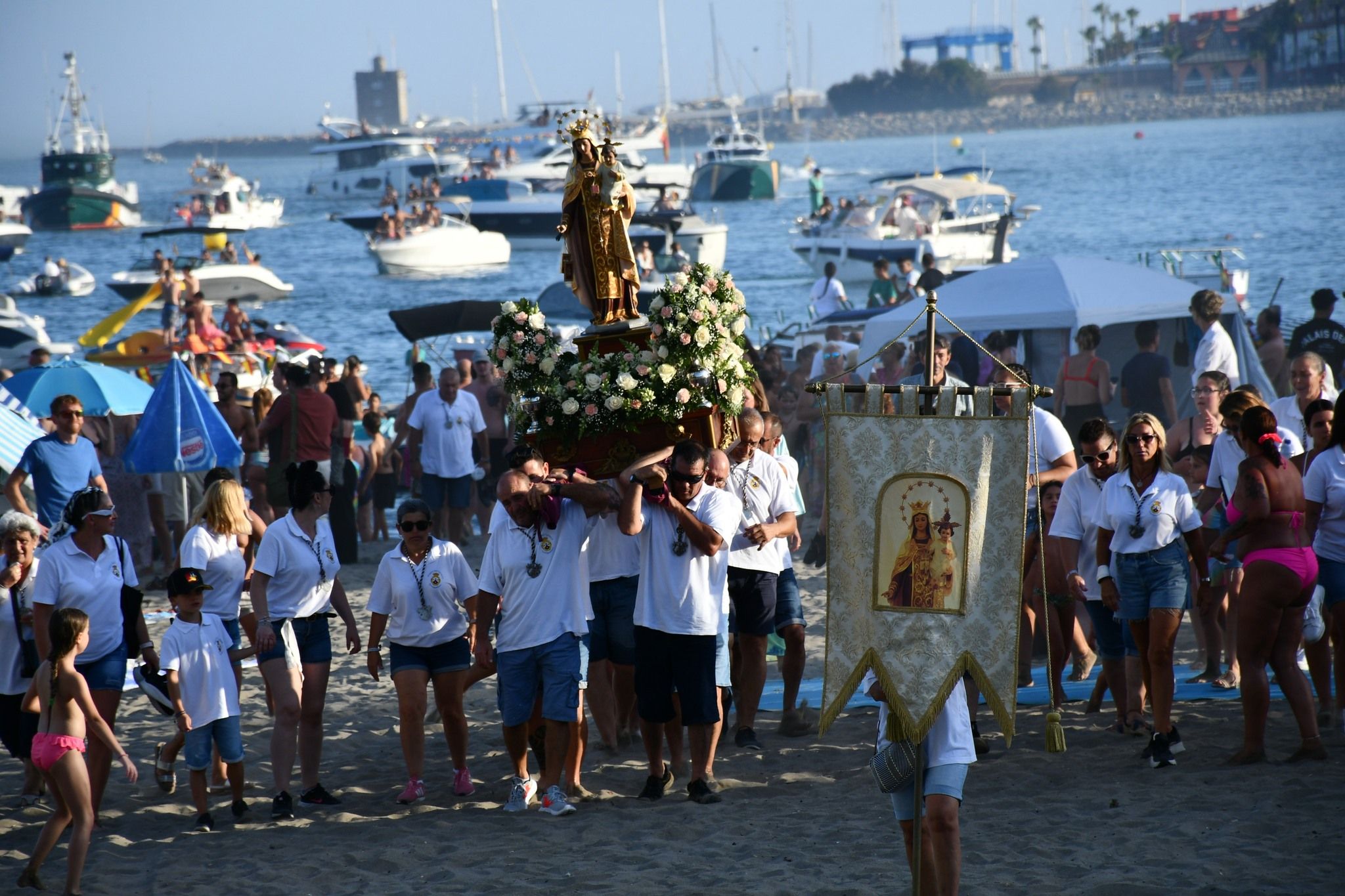 Emocionante procesión de la Virgen del Carmen en Torreguadiaro.