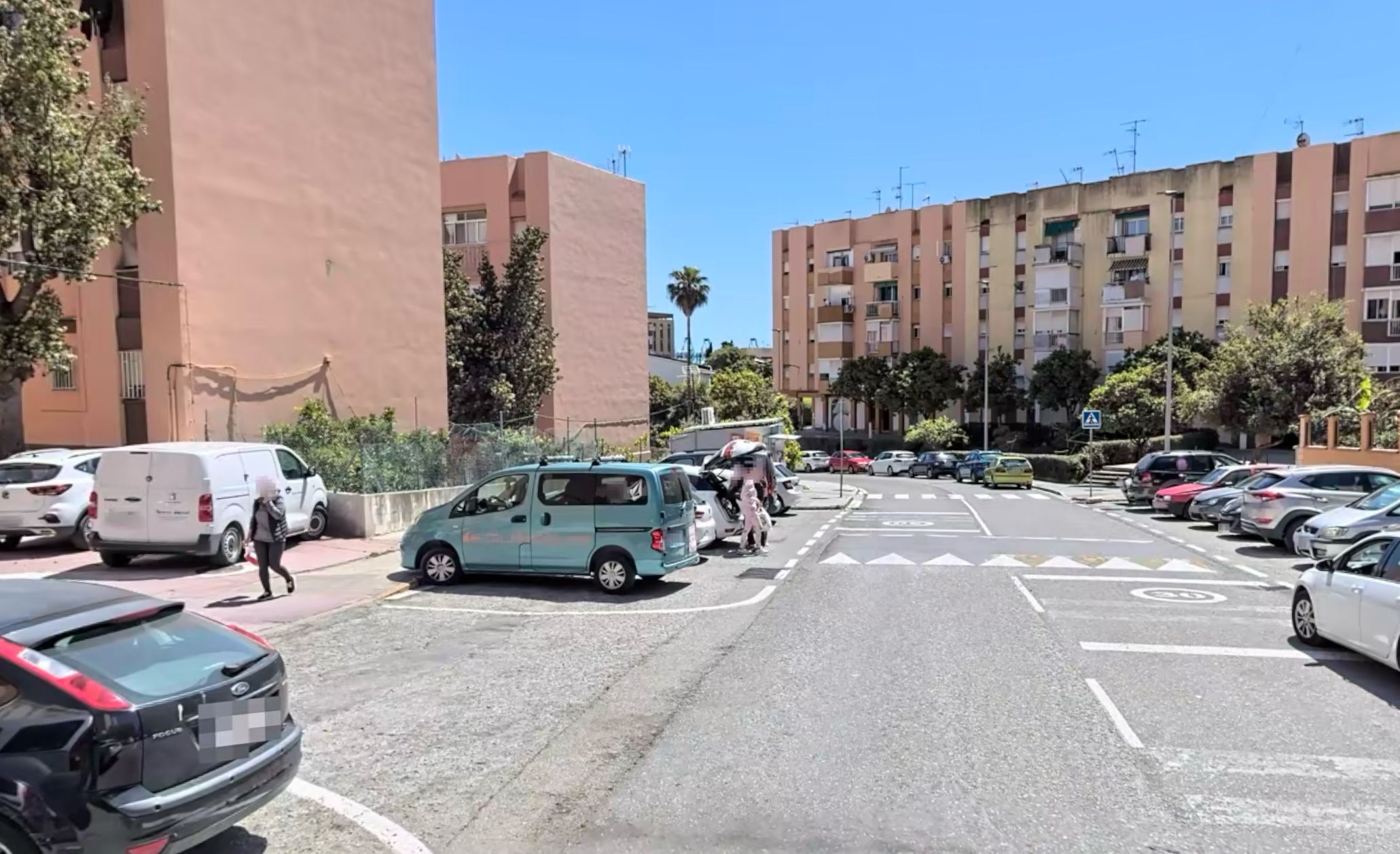 Calle Gil de Albornoz, donde ocurrieron los hechos. Algeciras. La Policía Nacional detiene en Algeciras a un hombre por amenazar de muerte a su pareja y al hijo de ella