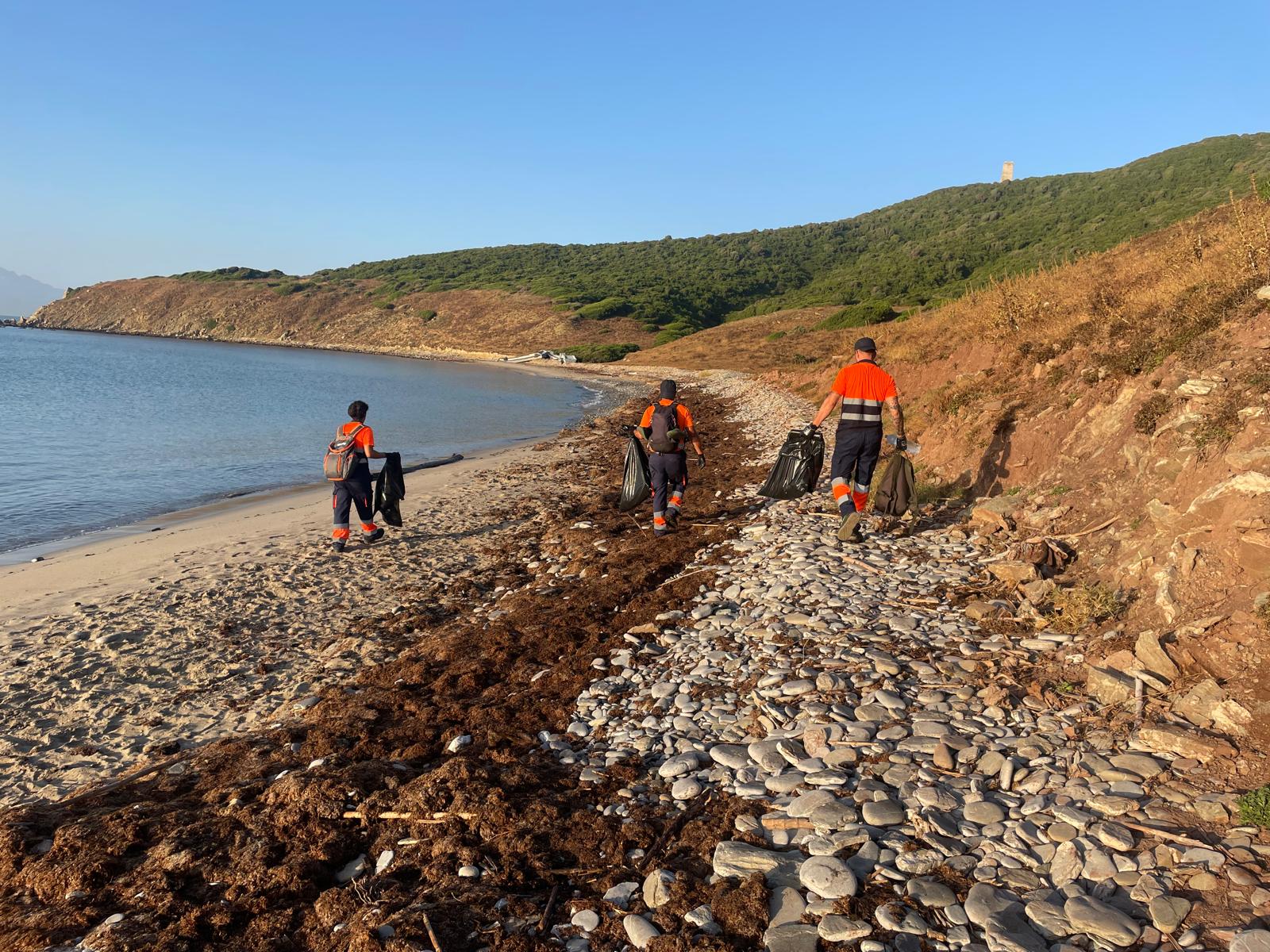 Recogen 200 kilos de basura en Cala Arena 