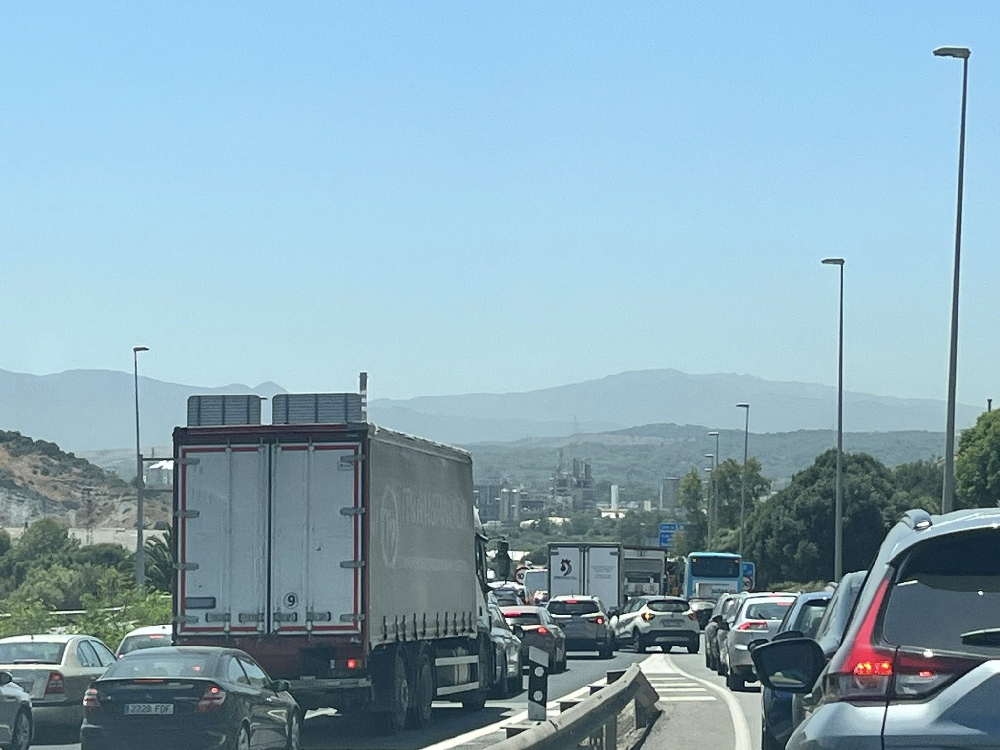 La desesperante A-7: más de una hora entre La Línea y Algeciras