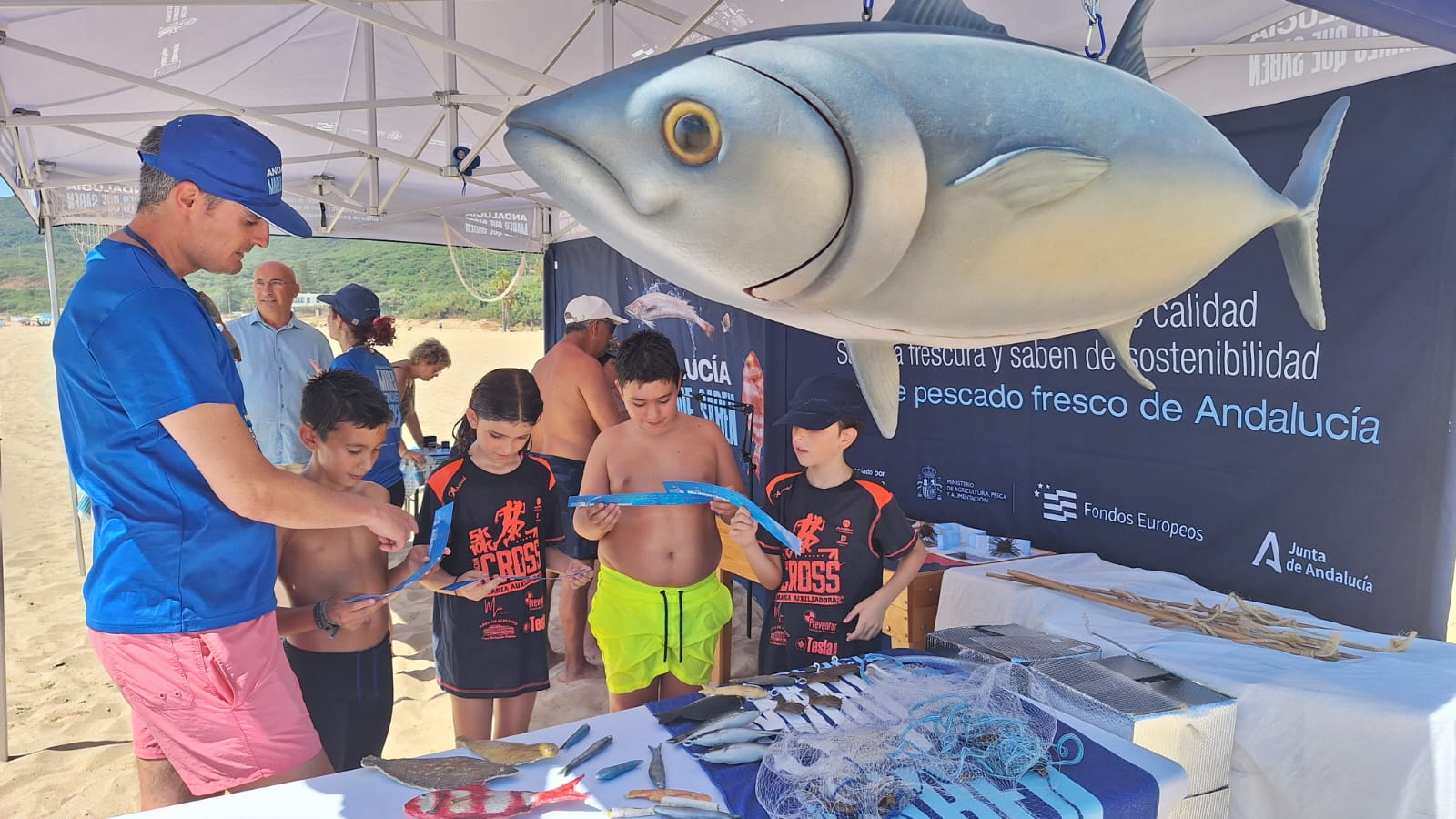 La playa de Getares acoge una campaña para promocionar la pesca artesanal y la acuicultura