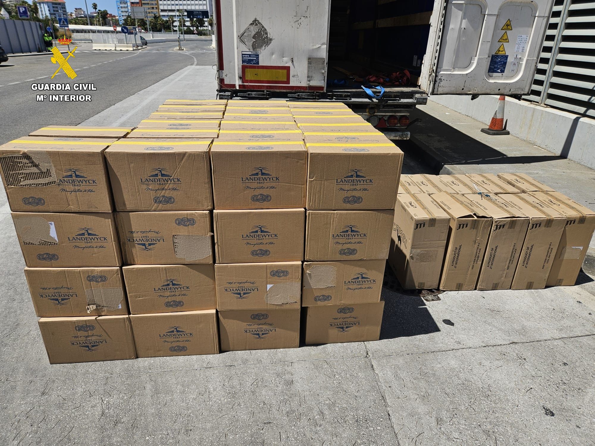 Intervenidas 28.000 cajetillas de tabaco de contrabando en el Puerto de Algeciras.