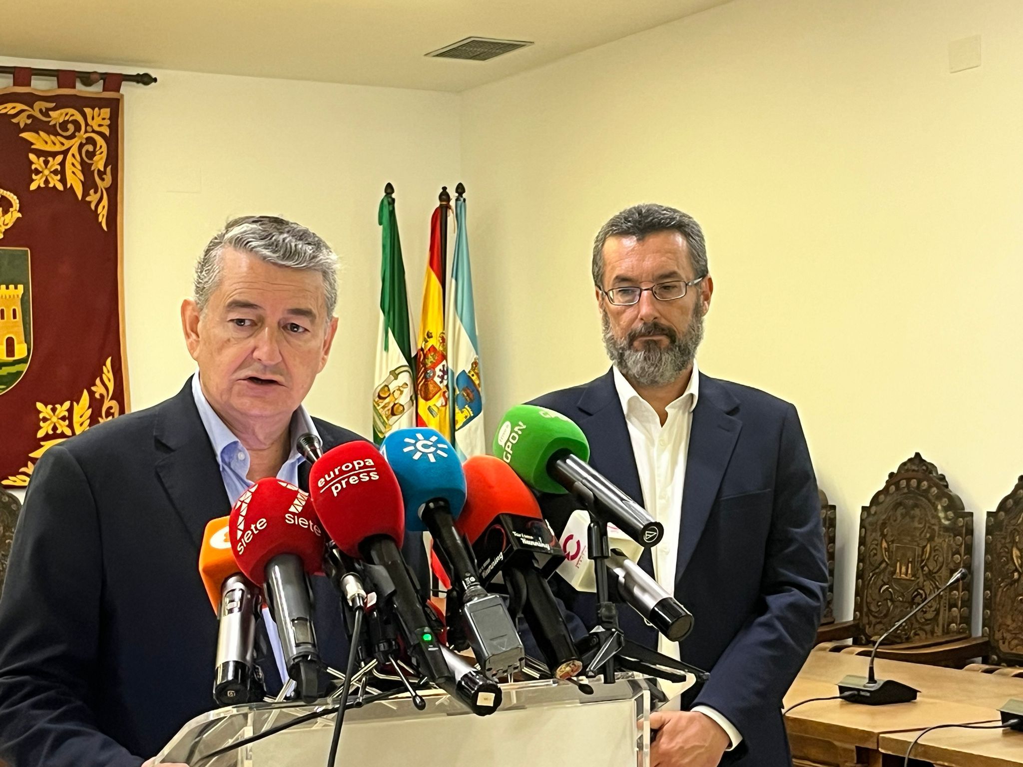 Sanz y Franco en rueda de prensa. La Junta anuncia que la carretera de El Zabal saldrá a licitación antes de que acabe el verano.
