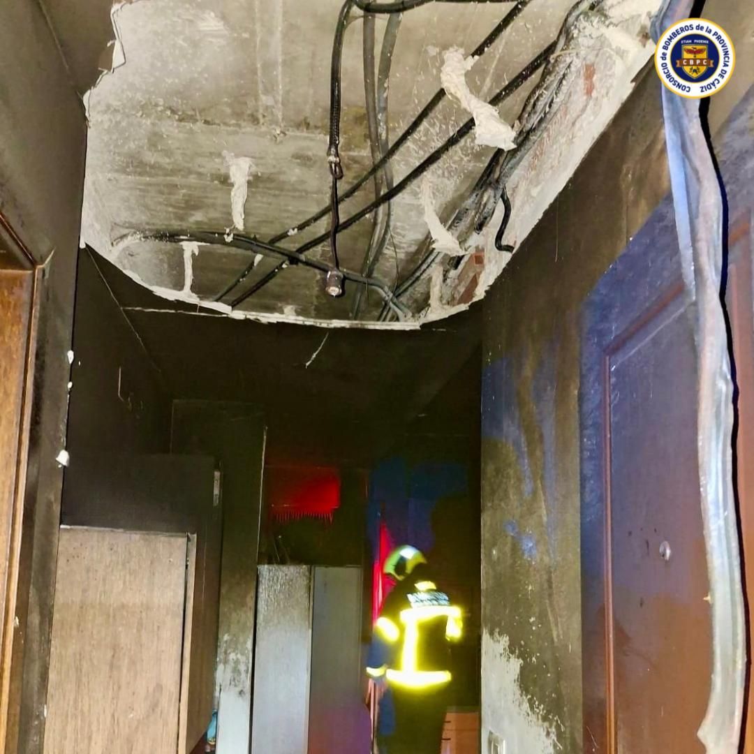 Bomberos intervienen en el incendio de una vivienda en Jimena 