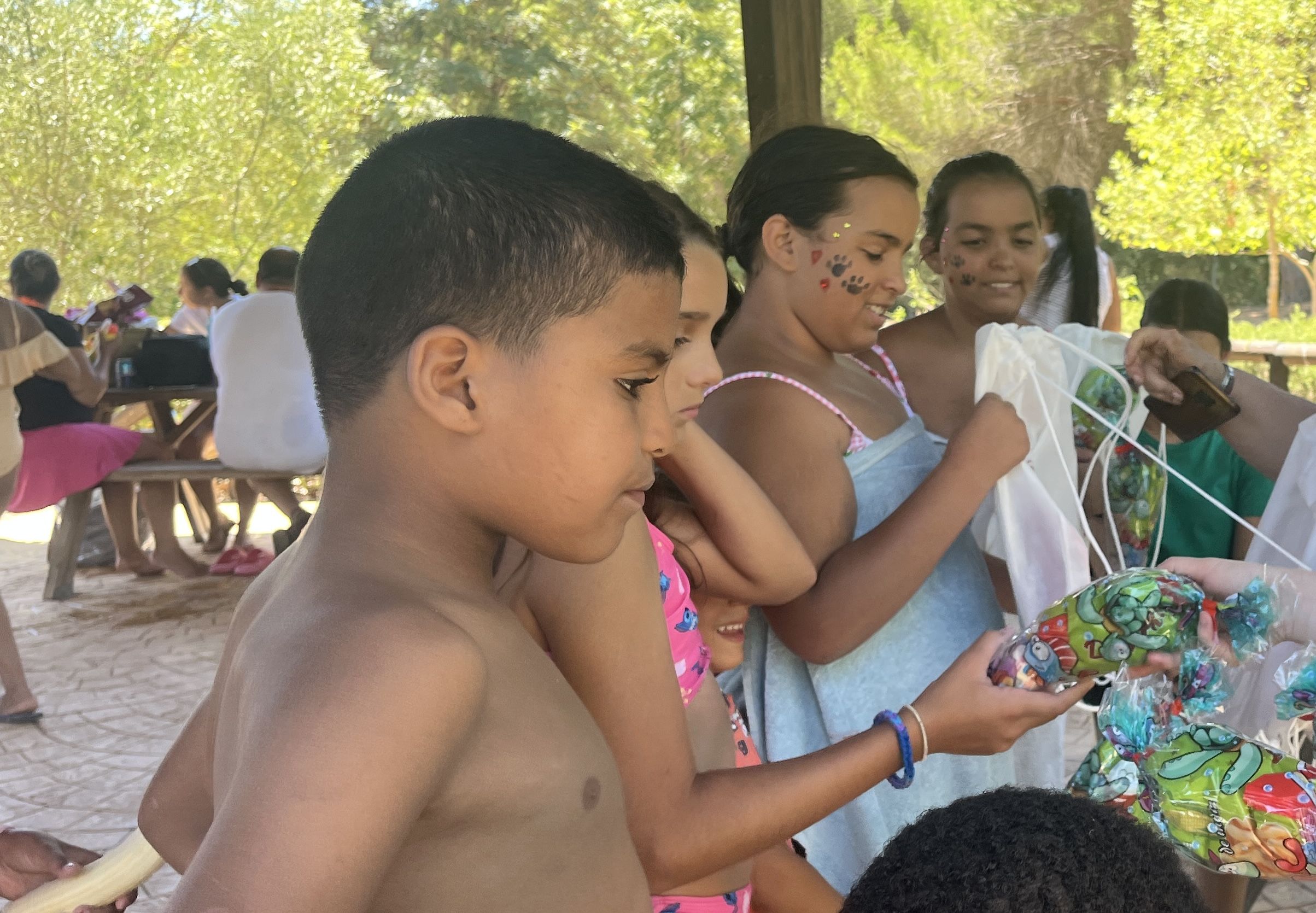 Mahmu en una actividad organizada por ‘Vacaciones en Paz’. Descubren que un niño saharaui no es sordomudo durante su estancia de acogida en el Campo de Gibraltar