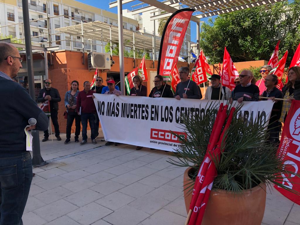 Imagen de archivo de una concentración de CCOO por un accidente laboral en el Campo de Gibraltar. 