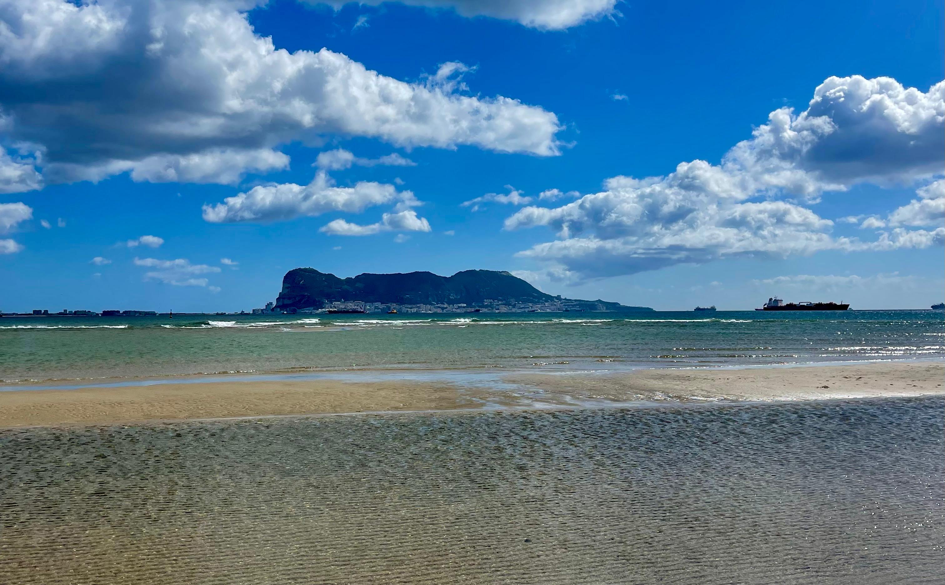 El diario Marca pone el foco en Palmones: "La playa con la mejor panorámica del Peñón". FOTO: Playa de Palmones.