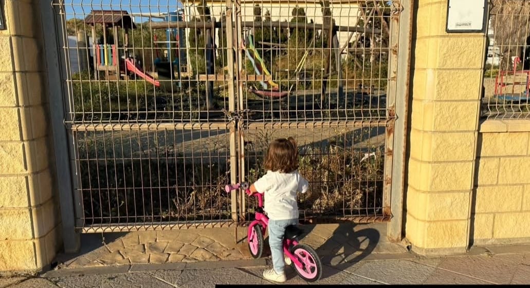 Rechazan el traslado definitivo del parque infantil del paseo marítimo de Tarifa