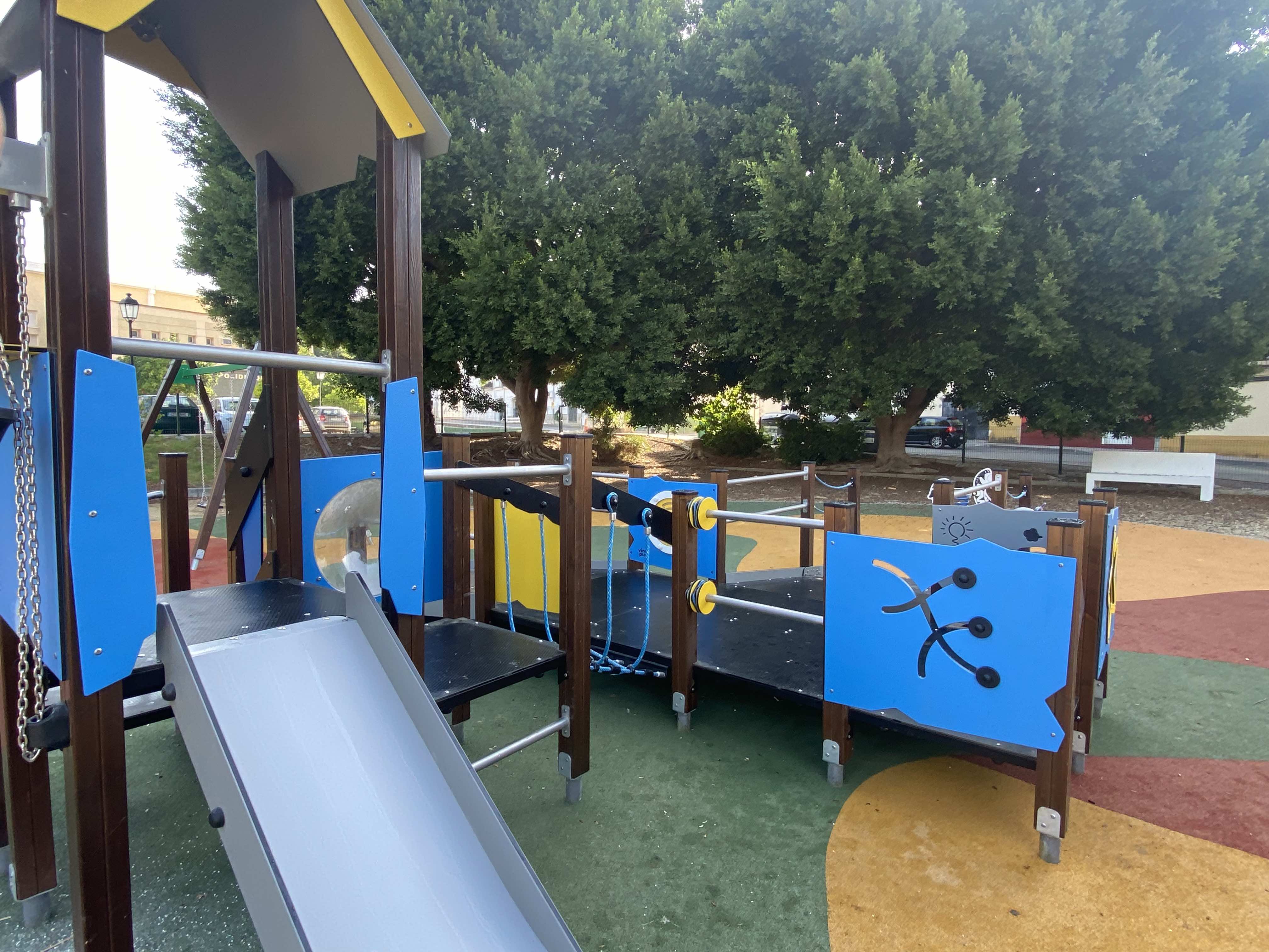 El Ayuntamiento emprende "mejoras urgentes" en parques infantiles de Los Barrios por casi 46.000 euros. 