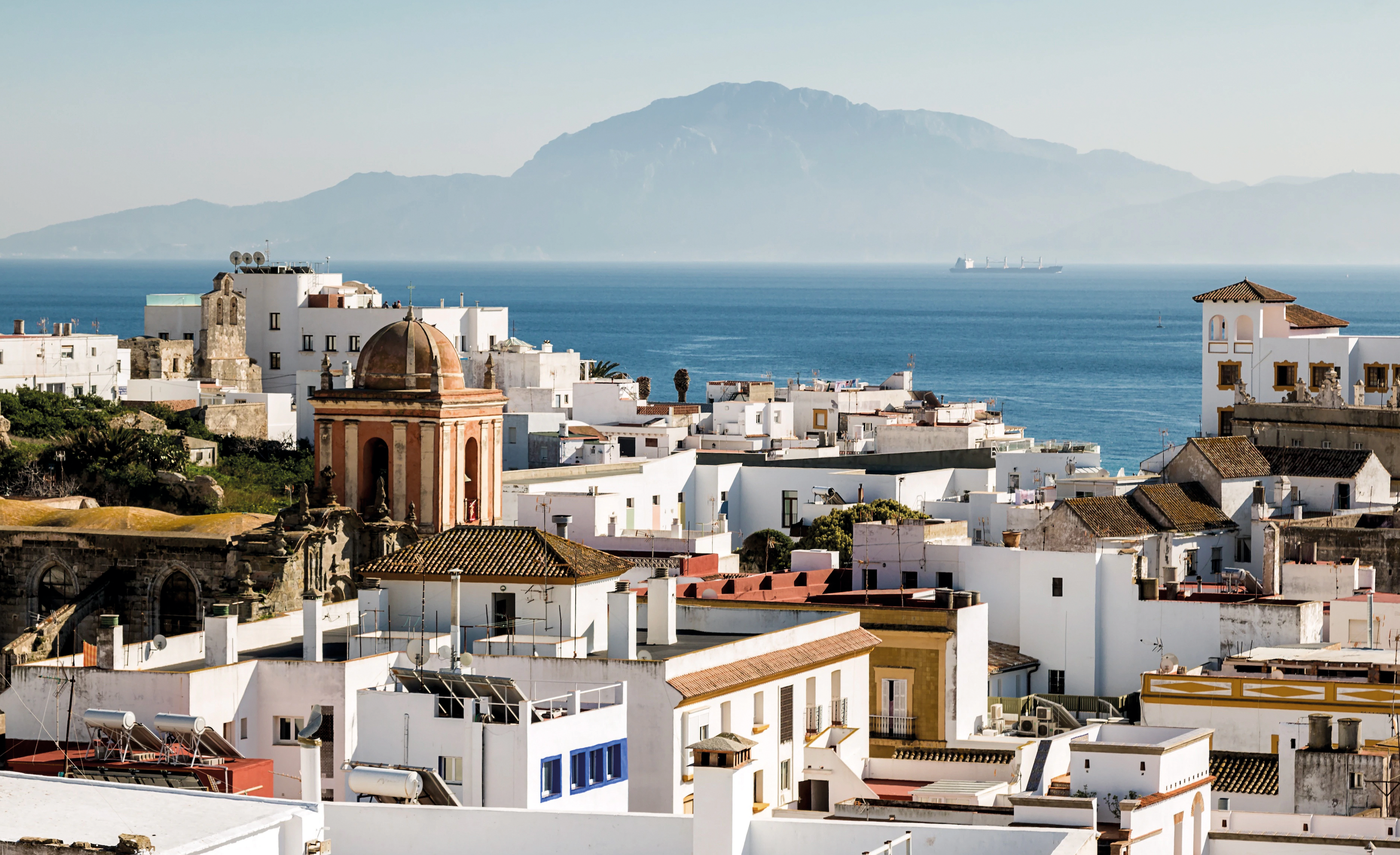 Vista del casco histórico de Tarifa con África al fondo. | Turismo Tarifa.