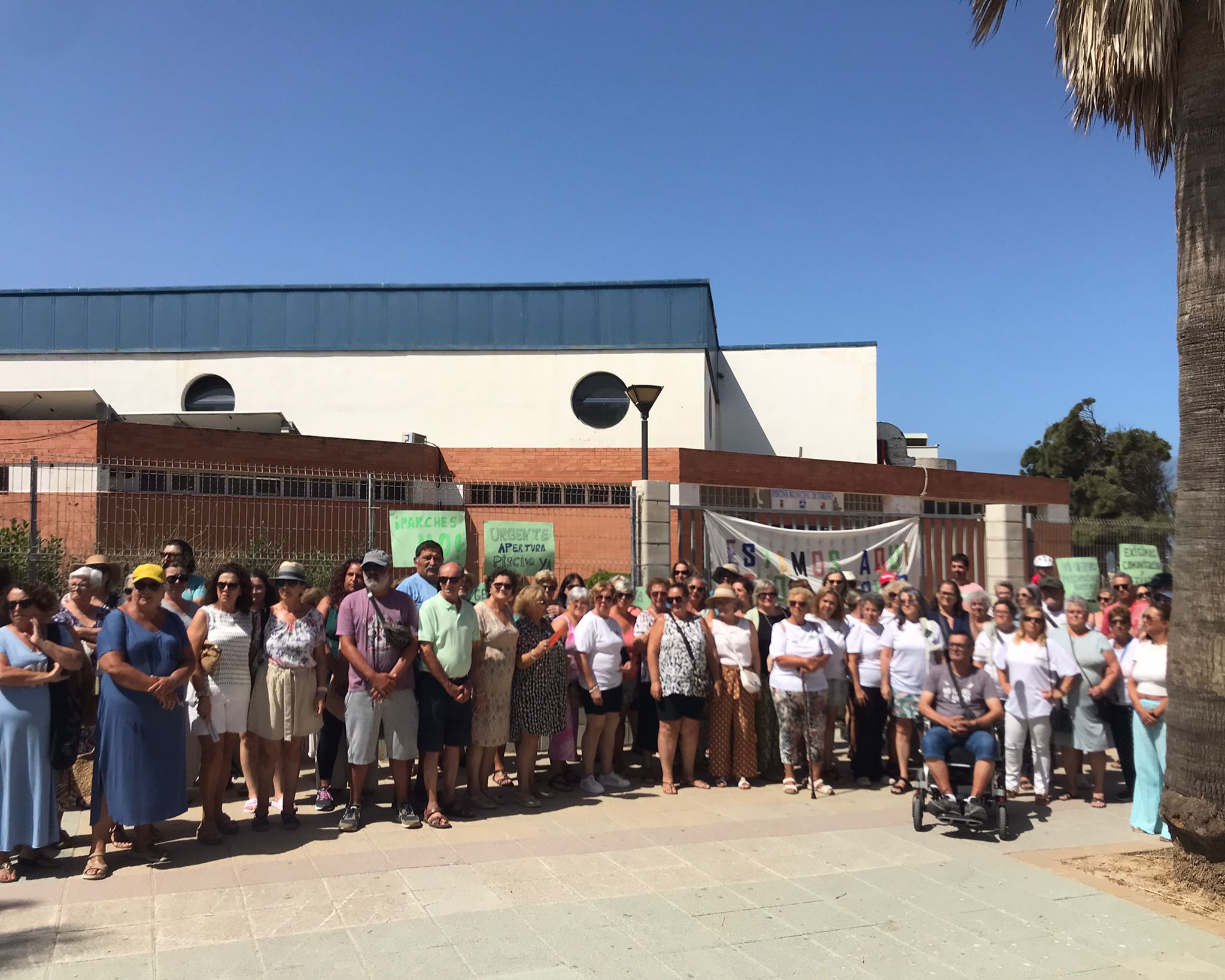 Mujeres con fibromialgia de Tarifa reclaman la apertura de la piscina, cerrada desde abril: "Es nuestra medicina"