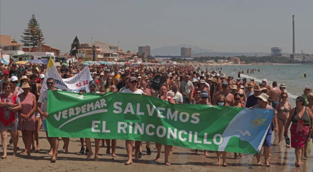 Nueva manifestación por la regeneración de El Rinconcillo y las Marismas del río Palmones. Foto de una manifestación en la playa de El Rinconcillo.